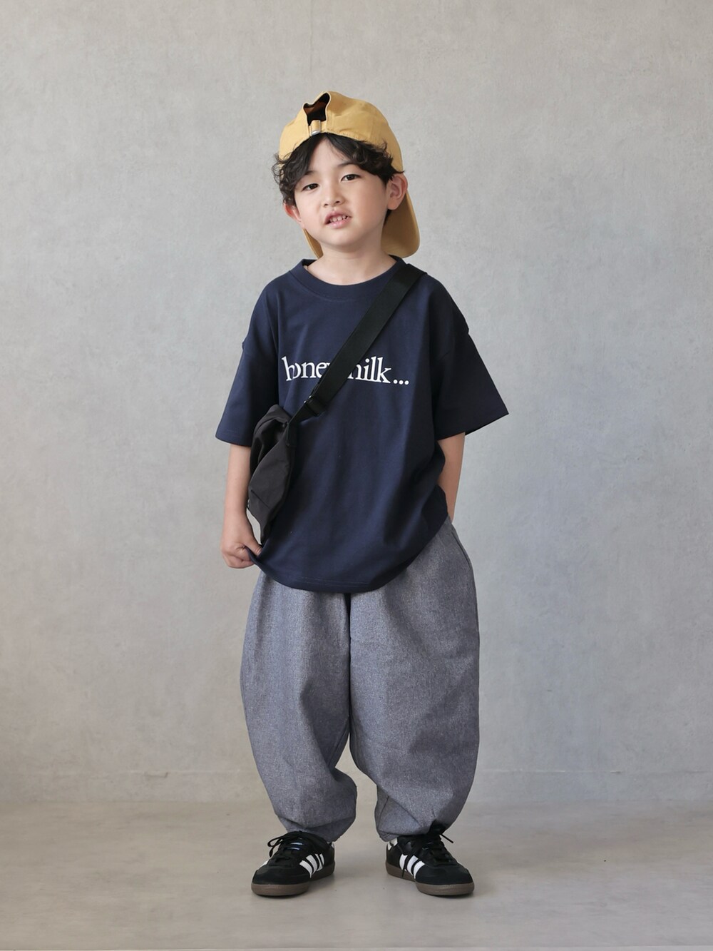 ブルー系のTシャツ/カットソー、グレー系のその他パンツ、ブラック系のスニーカーを着用したキッズの夏コーディネートの5枚目の写真
