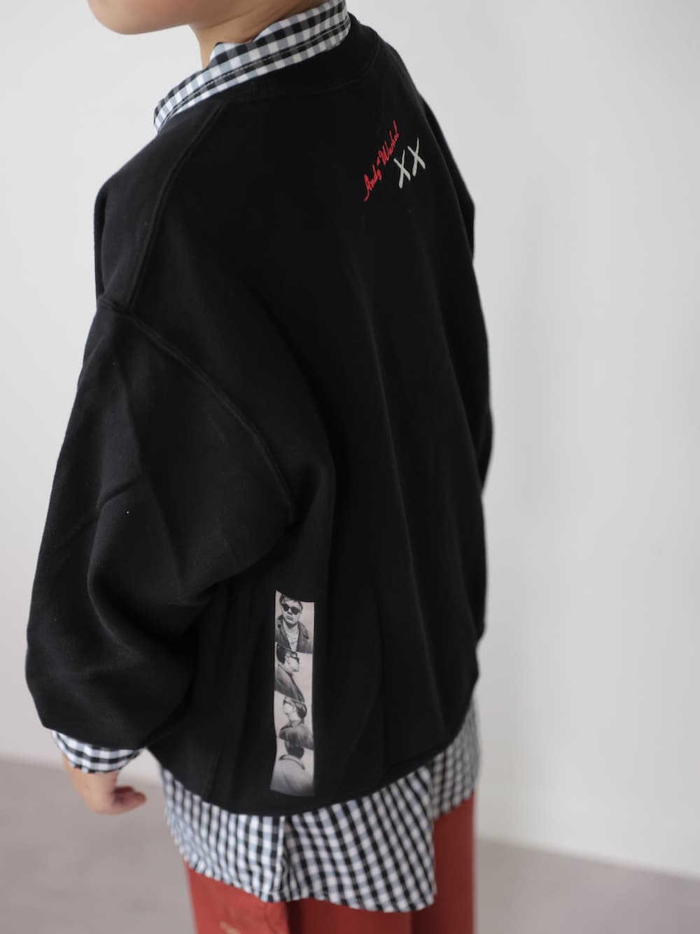 ブラック系のスウェット、ブラック系のシャツ/ブラウス、レッド系のその他パンツを着用したキッズの秋コーディネートの4枚目の写真