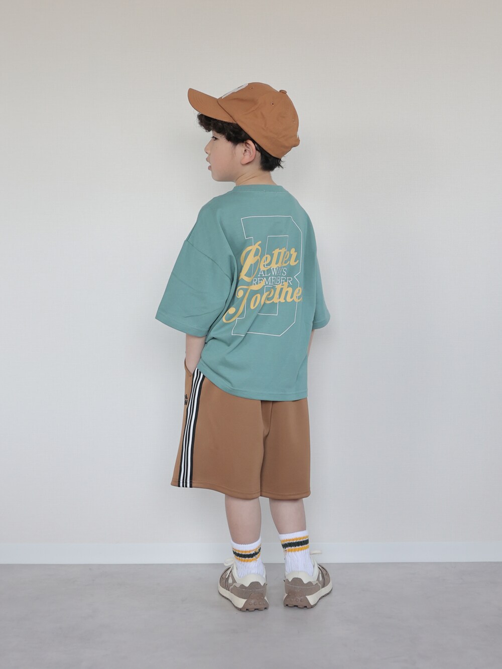 ブラック系のTシャツ/カットソー、パープル系のその他パンツ、ブラウン系のスニーカーを着用したキッズの春コーディネートの3枚目の写真
