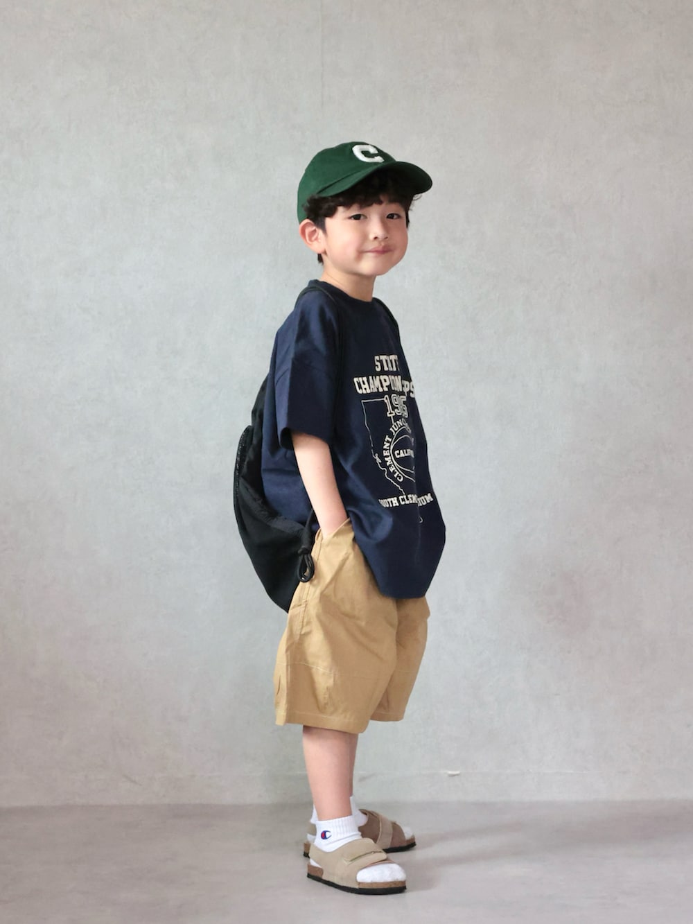 ブルー系のTシャツ/カットソー、ベージュ系のその他パンツ、ベージュ系のサンダルを着用したキッズの春コーディネートの3枚目の写真