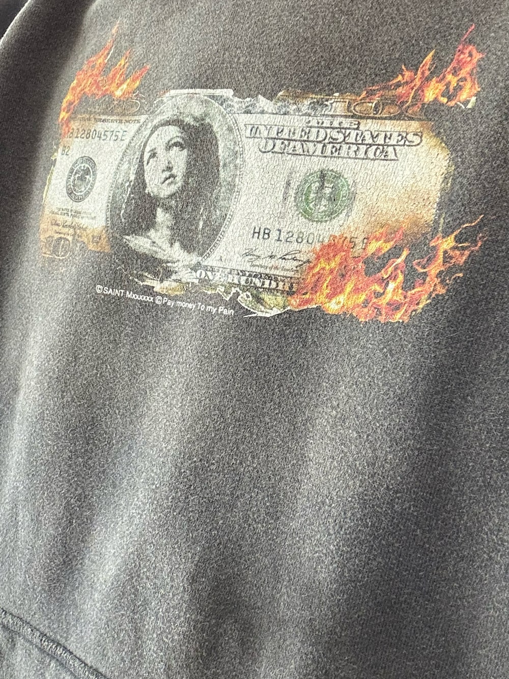 ブラック系のTシャツ/カットソーを着用したメンズの冬コーディネートの2枚目の写真