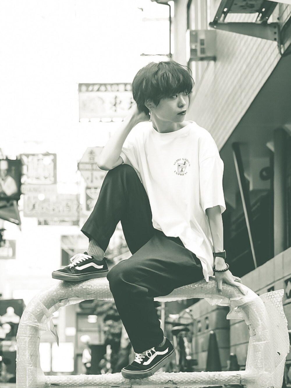 「エックスガール、モノトーン、メンズライク、ボーイッシュ、古着MIX」｜「VANSのVANS ヴァンズ OLD SKOOL オールドスクール VN0001R1GI6 (GUMSOLE)BLACK（スニーカー、ブラック系）」を使った、若 さん（レディース・160cm）の秋コーディネートの2枚目の写真