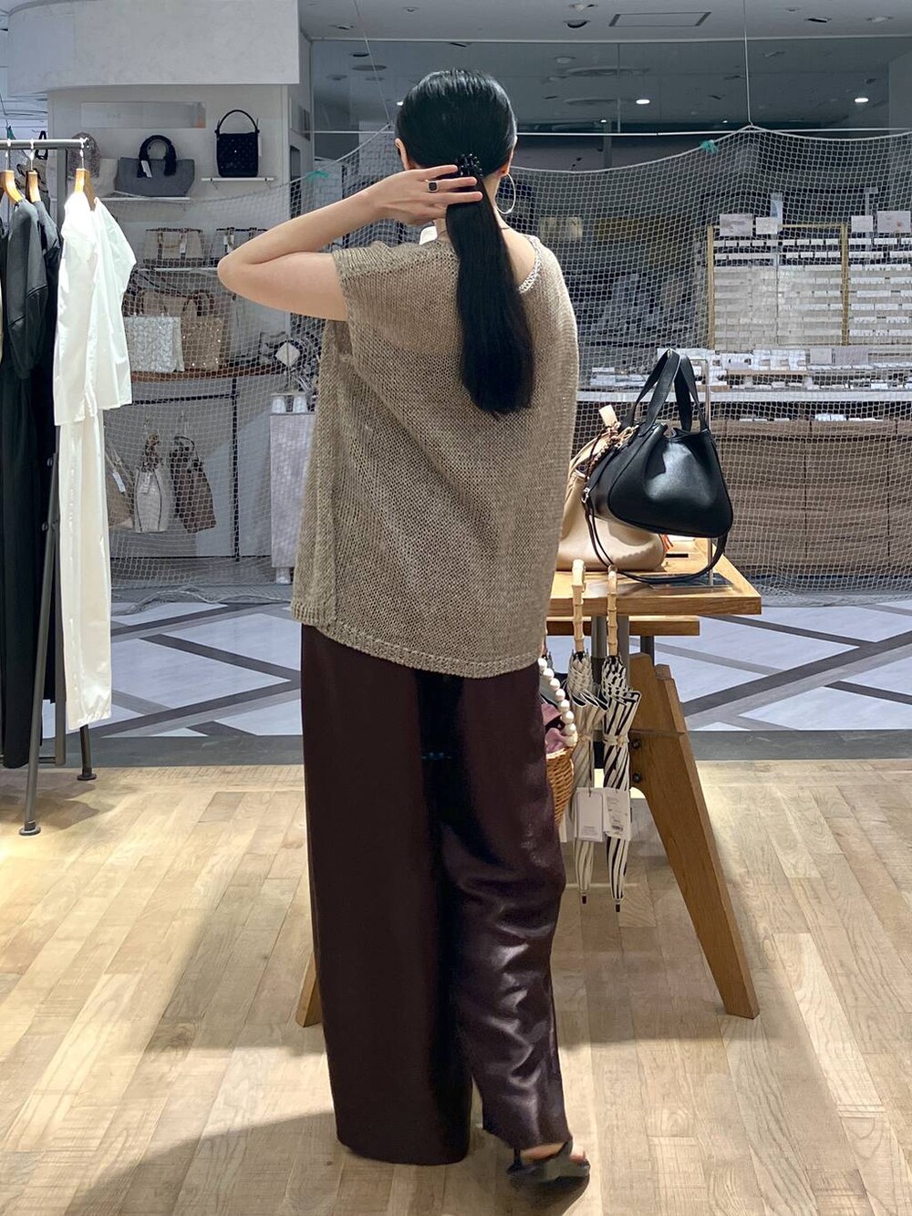 「ベスト、ワントーン、モード、apart by lowrys、モノトーン、大人カジュアル、骨格ストレート、着痩せ・細見え、着痩せ、ウエストゴム、楽ちんコーデ、女子ウケ」｜「COTTOのCOTTO＿ラタンバッグ（かごバッグ、ブラウン系）」を使った、まゆてぃんさん（レディース・164cm）の夏コーディネートの4枚目の写真