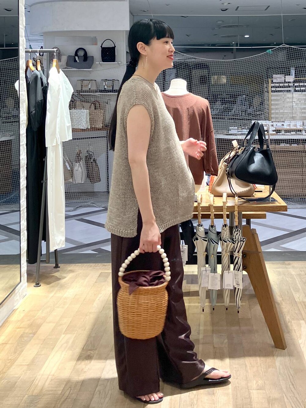 「ベスト、ワントーン、モード、apart by lowrys、モノトーン、大人カジュアル、骨格ストレート、着痩せ・細見え、着痩せ、ウエストゴム、楽ちんコーデ、女子ウケ」｜「COTTOのCOTTO＿ラタンバッグ（かごバッグ、ブラウン系）」を使った、まゆてぃんさん（レディース・164cm）の夏コーディネートの3枚目の写真