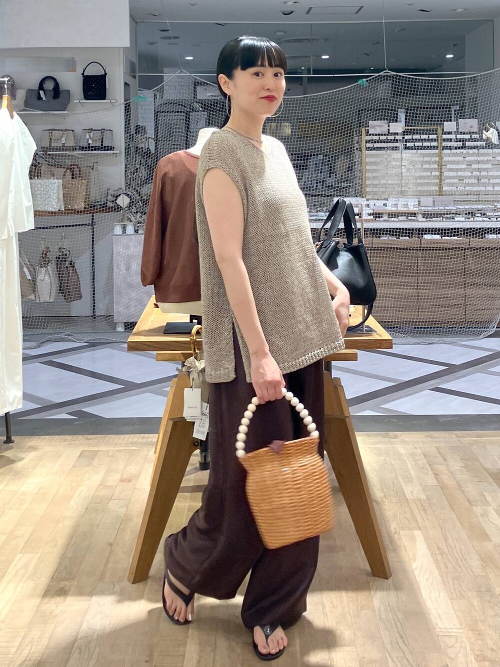 「ベスト、ワントーン、モード、apart by lowrys、モノトーン、大人カジュアル、骨格ストレート、着痩せ・細見え、着痩せ、ウエストゴム、楽ちんコーデ、女子ウケ」｜「COTTOのCOTTO＿ラタンバッグ（かごバッグ、ブラウン系）」を使った、まゆてぃんさん（レディース・164cm）の夏コーディネートの2枚目の写真