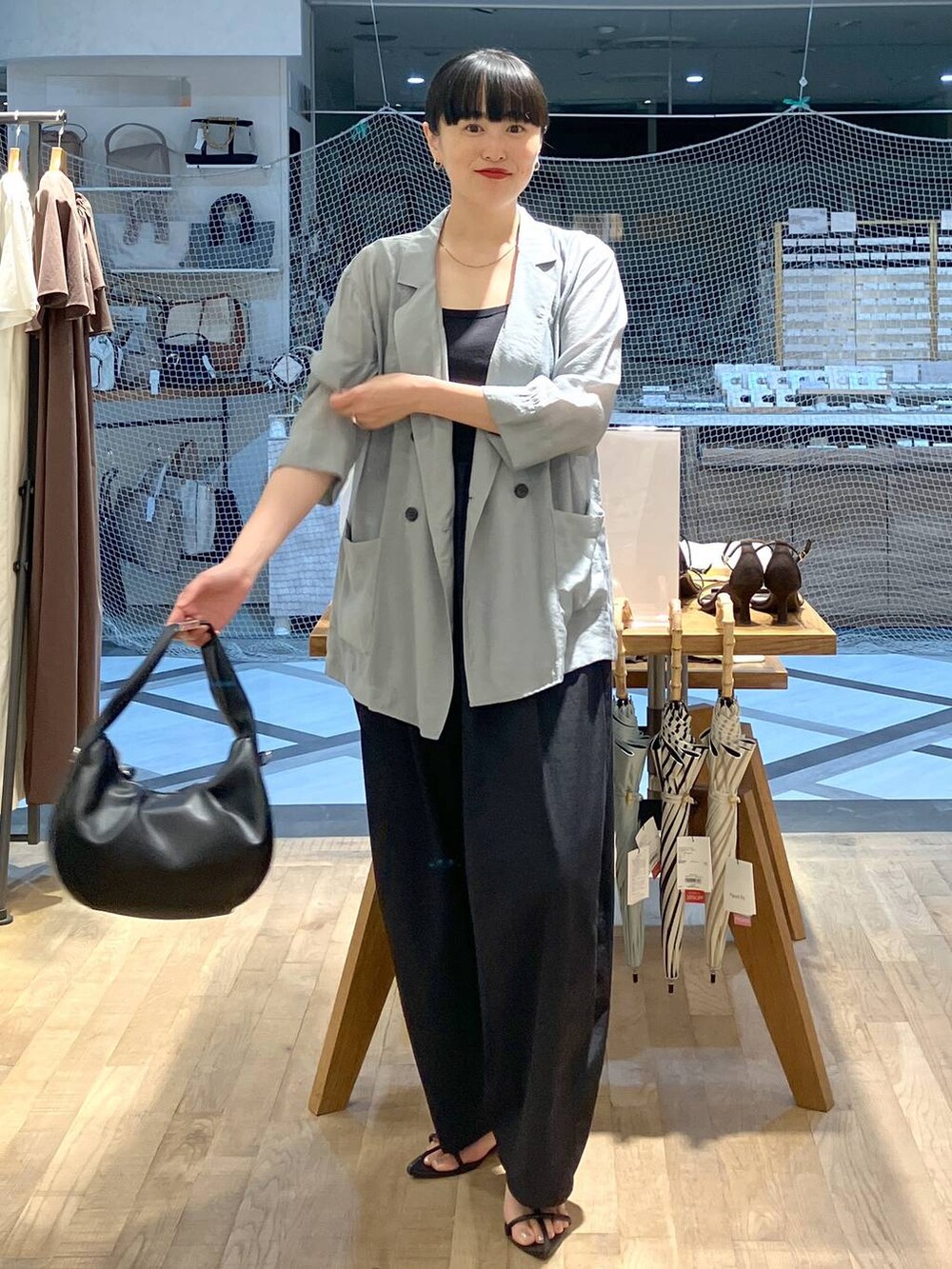 「女子ウケ、ワントーン、モード、apart by lowrys、モノトーン、大人カジュアル、骨格ストレート、着痩せ・細見え、着痩せ、楽ちんコーデ、ジャケット、ジャケットスタイル、きれいめカジュアル、お仕事コーデ_apart by lowrys、and STセール」｜「A part byのワンショルカナグツキバッグ（ハンドバッグ、ブラック系）」を使った、まゆてぃんさん（レディース・164cm）の夏コーディネートの5枚目の写真