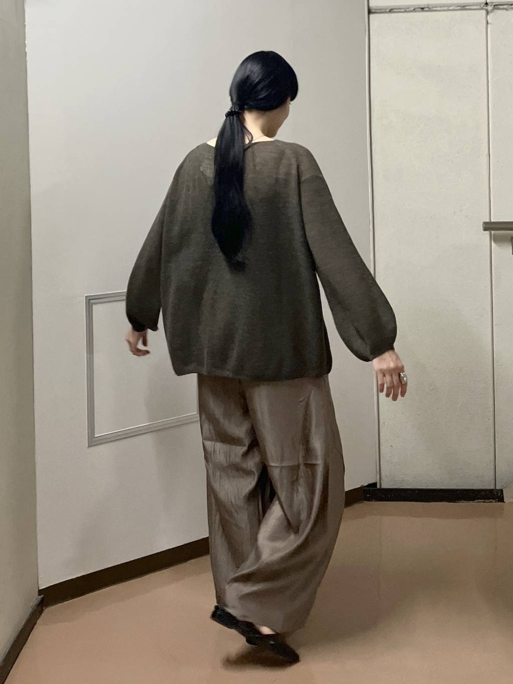 ブラウン系のニット/セーター、ブラック系のタンクトップ、ブラウン系のその他パンツを着用したレディースの秋コーディネートの3枚目の写真