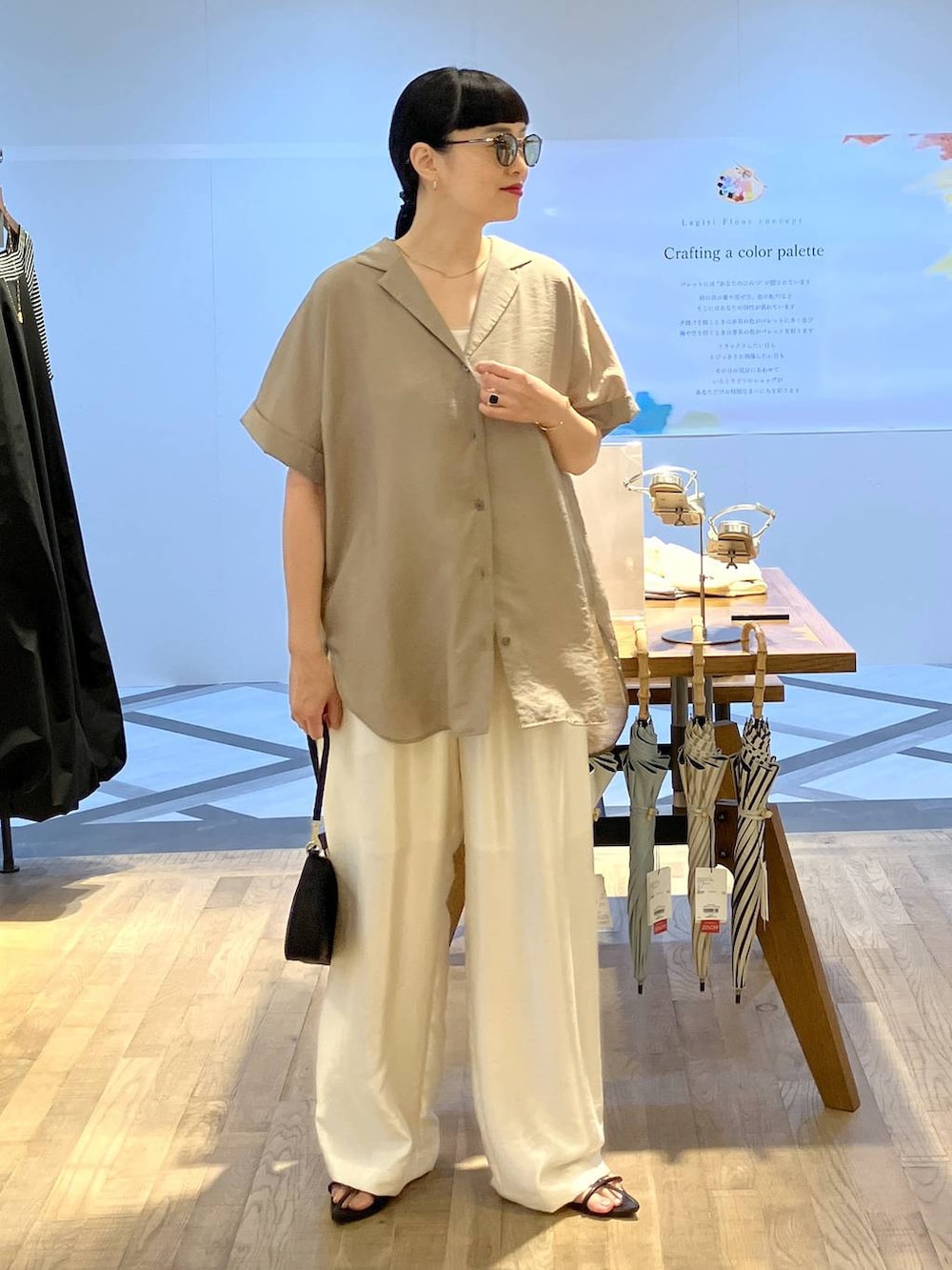 「モノトーン、女子ウケ、接触冷感、ウォッシャブル、着痩せ、楽ちんコーデ、ウエストゴム、ワントーン、モード、apart by lowrys、大人カジュアル、骨格ストレート、着痩せ・細見え」｜「A part byのブライトイージーパンツ（その他パンツ、ホワイト系）」を使った、まゆてぃんさん（レディース・164cm）の夏コーディネートの4枚目の写真