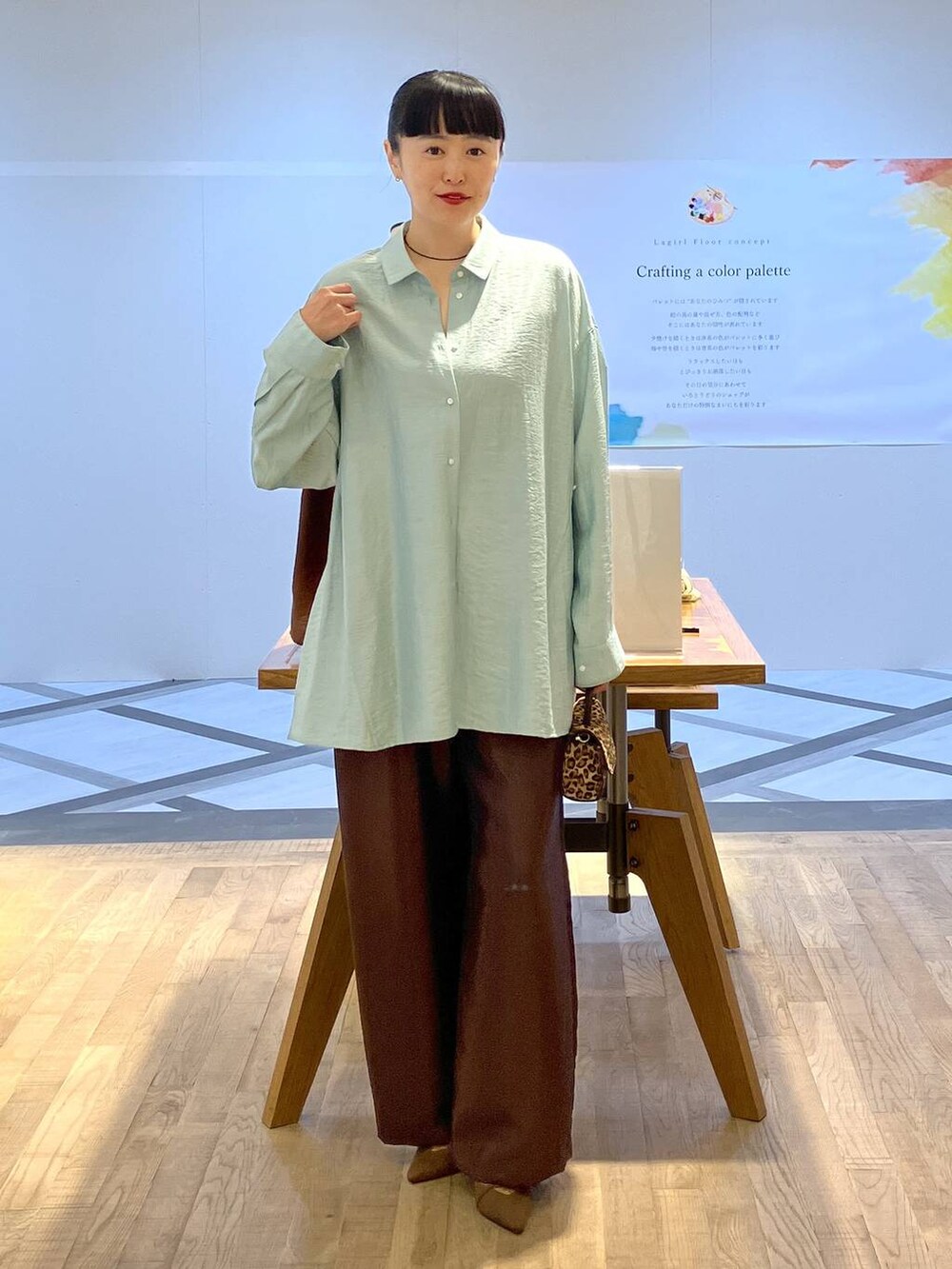 ブラウン系のその他パンツ、ブラウン系のショルダーバッグ、グリーン系のシャツ/ブラウスを着用したレディースの夏コーディネートの4枚目の写真