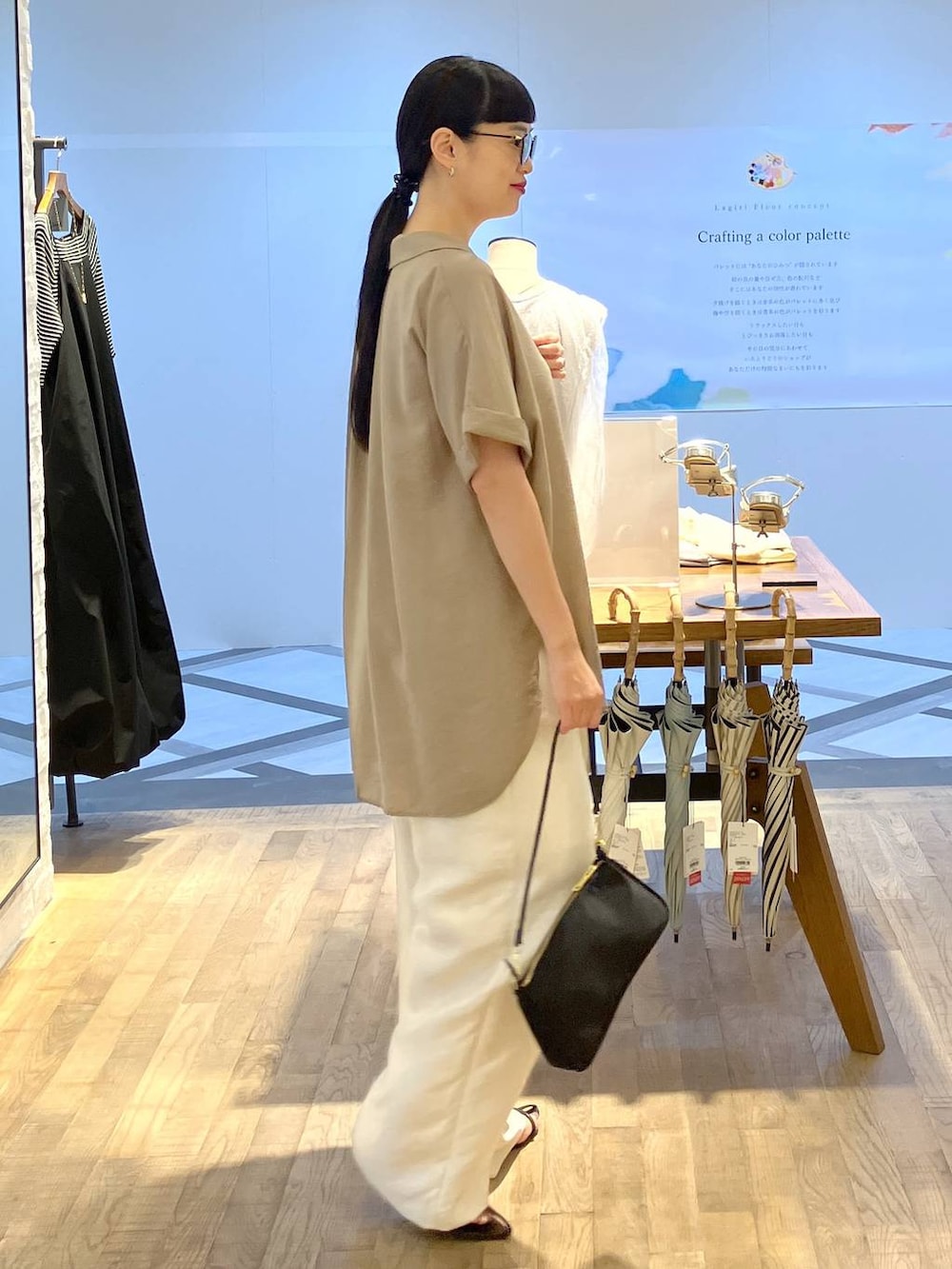 「モノトーン、女子ウケ、接触冷感、ウォッシャブル、着痩せ、楽ちんコーデ、ウエストゴム、ワントーン、モード、apart by lowrys、大人カジュアル、骨格ストレート、着痩せ・細見え」｜「A part byのブライトイージーパンツ（その他パンツ、ホワイト系）」を使った、まゆてぃんさん（レディース・164cm）の夏コーディネートの2枚目の写真