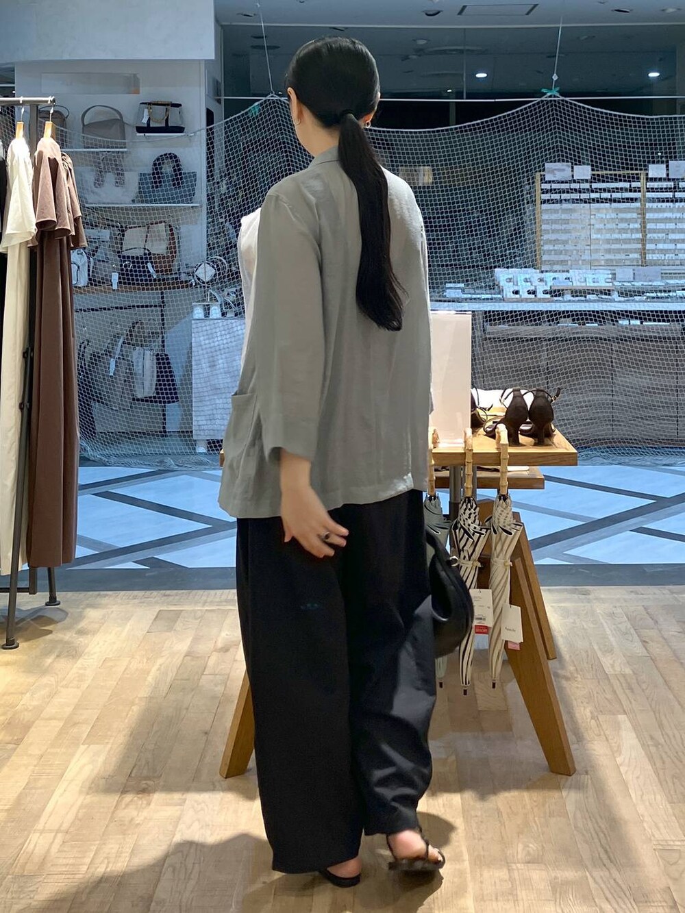 「女子ウケ、ワントーン、モード、apart by lowrys、モノトーン、大人カジュアル、骨格ストレート、着痩せ・細見え、着痩せ、楽ちんコーデ、ジャケット、ジャケットスタイル、きれいめカジュアル、お仕事コーデ_apart by lowrys、and STセール」｜「A part byのワンショルカナグツキバッグ（ハンドバッグ、ブラック系）」を使った、まゆてぃんさん（レディース・164cm）の夏コーディネートの4枚目の写真