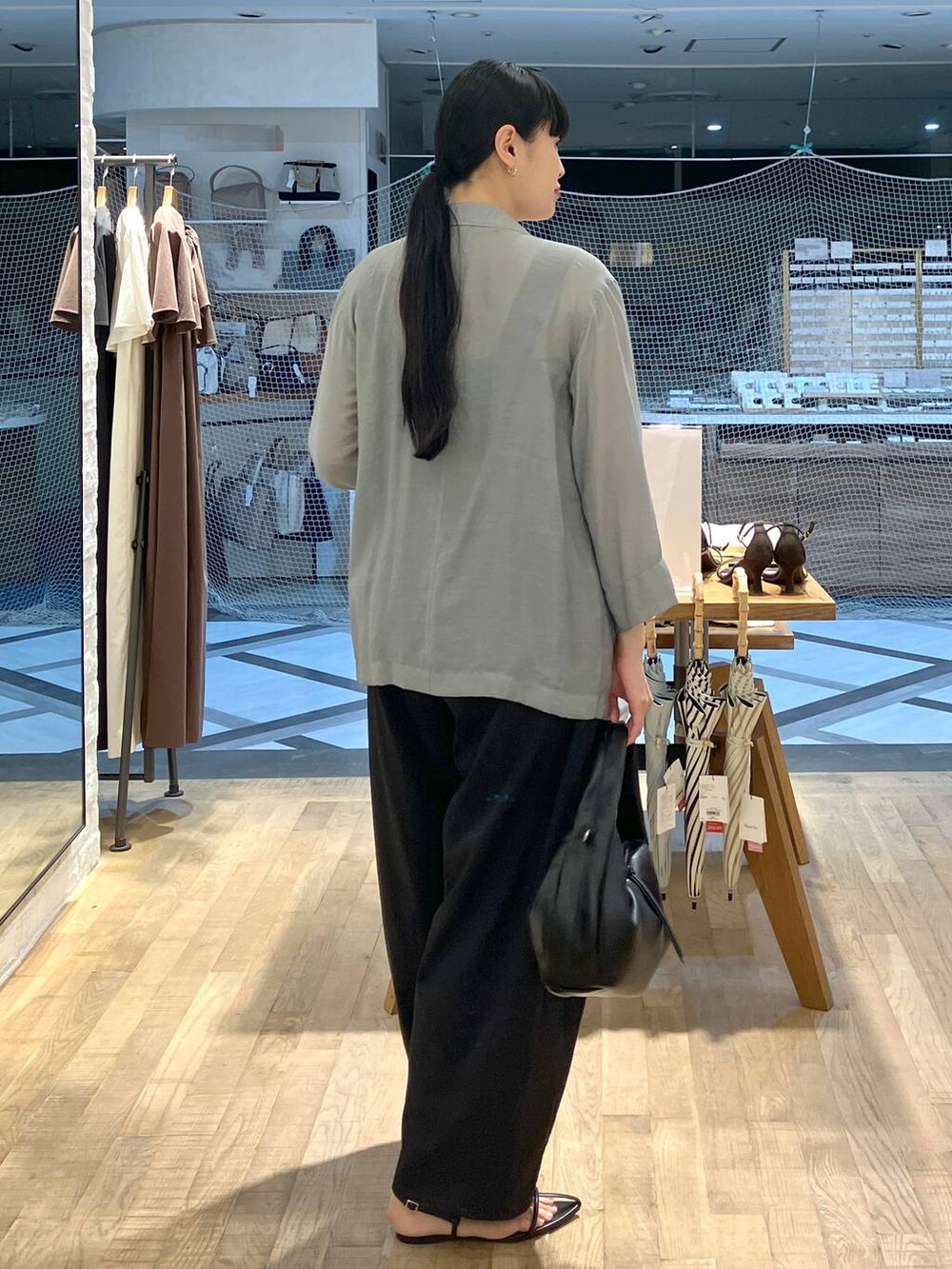 「女子ウケ、ワントーン、モード、apart by lowrys、モノトーン、大人カジュアル、骨格ストレート、着痩せ・細見え、着痩せ、楽ちんコーデ、ジャケット、ジャケットスタイル、きれいめカジュアル、お仕事コーデ_apart by lowrys、and STセール」｜「A part byのワンショルカナグツキバッグ（ハンドバッグ、ブラック系）」を使った、まゆてぃんさん（レディース・164cm）の夏コーディネートの3枚目の写真