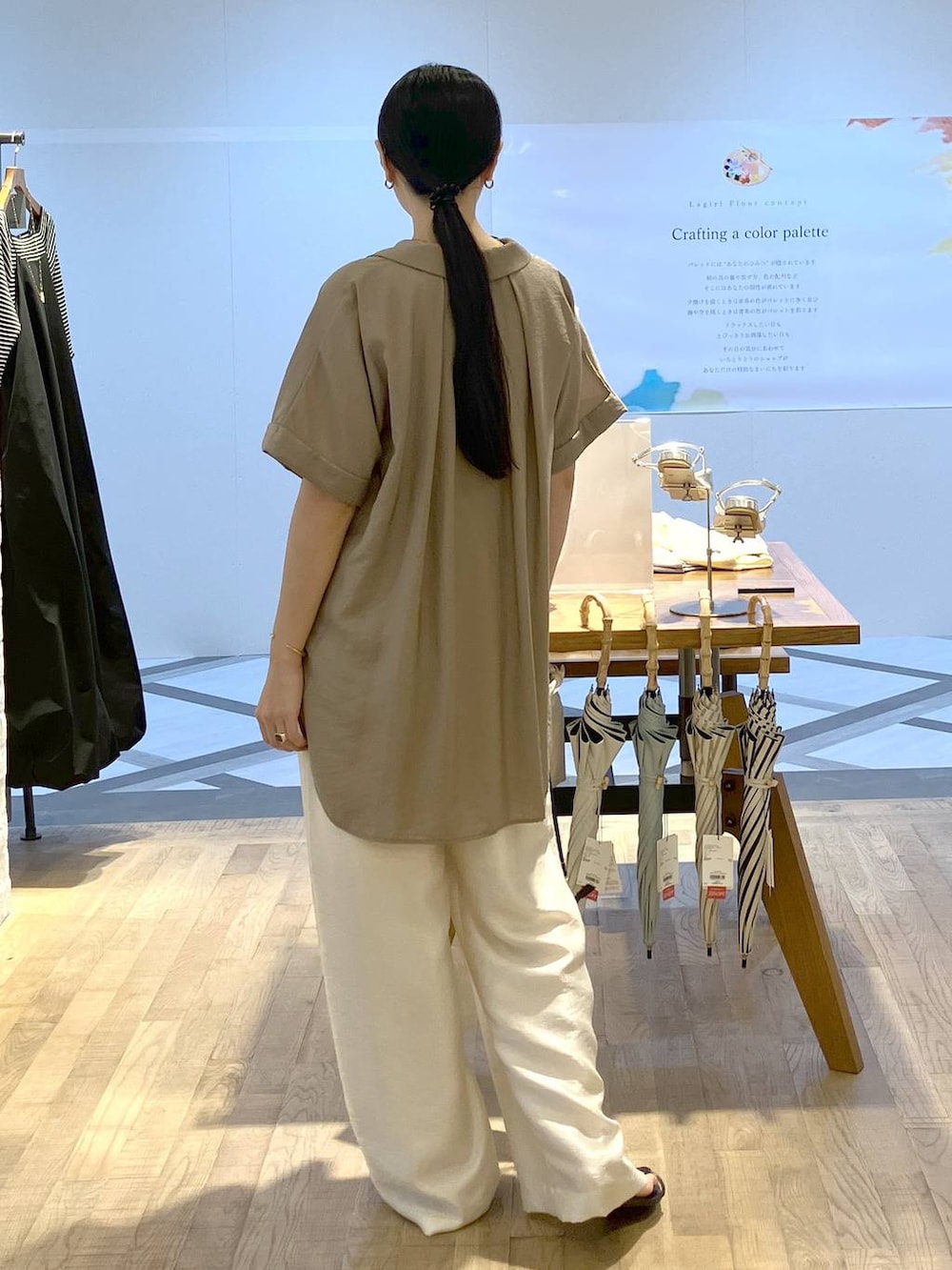 「モノトーン、女子ウケ、接触冷感、ウォッシャブル、着痩せ、楽ちんコーデ、ウエストゴム、ワントーン、モード、apart by lowrys、大人カジュアル、骨格ストレート、着痩せ・細見え」｜「A part byのブライトイージーパンツ（その他パンツ、ホワイト系）」を使った、まゆてぃんさん（レディース・164cm）の夏コーディネートの3枚目の写真