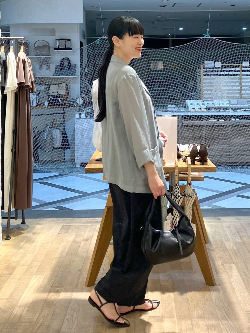 「女子ウケ、ワントーン、モード、apart by lowrys、モノトーン、大人カジュアル、骨格ストレート、着痩せ・細見え、着痩せ、楽ちんコーデ、ジャケット、ジャケットスタイル、きれいめカジュアル、お仕事コーデ_apart by lowrys、and STセール」｜「A part byのワンショルカナグツキバッグ（ハンドバッグ、ブラック系）」を使った、まゆてぃんさん（レディース・164cm）の夏コーディネートの2枚目の写真