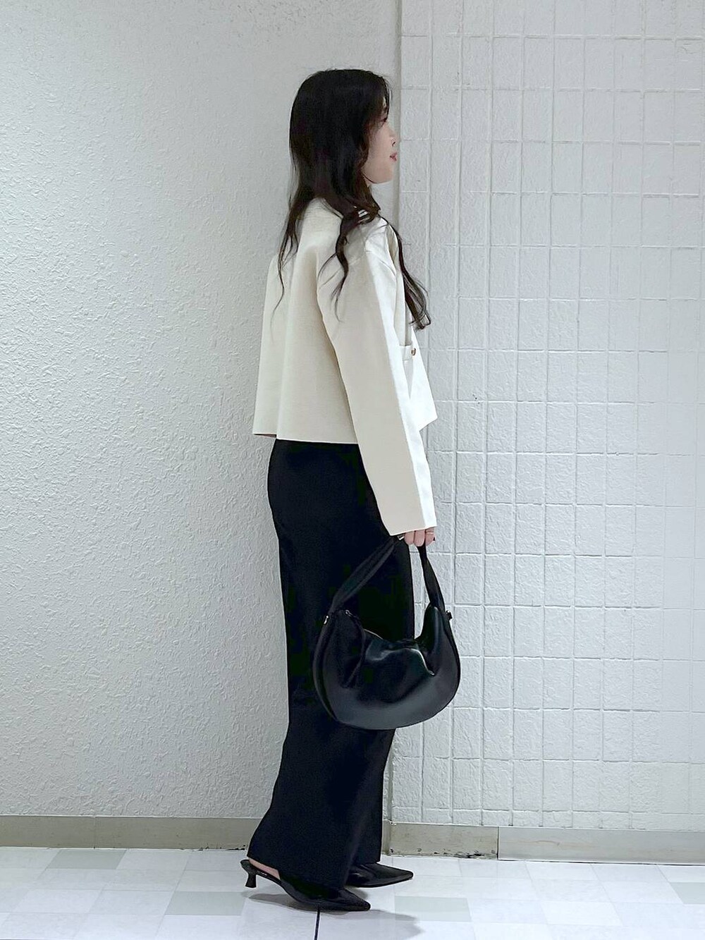 「ベーシック/シンプル、カジュアル、フェミニン、秋コーデ、SNAP_apart by lowrys、apart by lowrys、パンプス、ニット、カーディガン」｜「A part byのワンショルカナグツキバッグ（ハンドバッグ、ブラック系）」を使った、yumaさん（レディース・164cm）の秋コーディネートの2枚目の写真