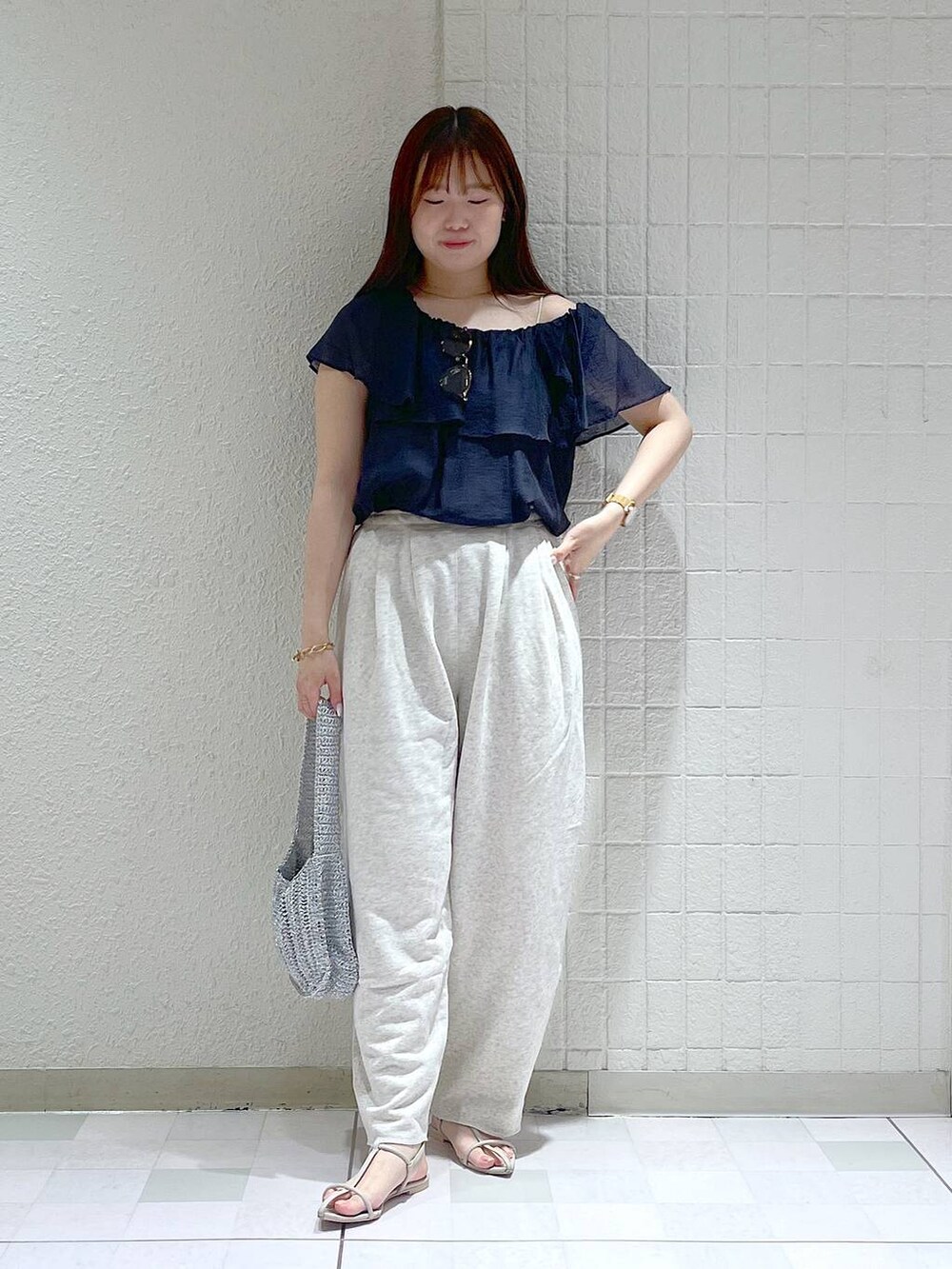 「ベーシック/シンプル、apart by lowrys、サンダル、スウェットパンツ、ブラウス、カジュアル、フェミニン、夏コーデ、SNAP_apart by lowrys、バッグ」｜「A part byの【e/rm】スウェットカーブパンツ（スウェットパンツ、グレー系）」を使った、yumaさん（レディース・164cm）の夏コーディネートの3枚目の写真