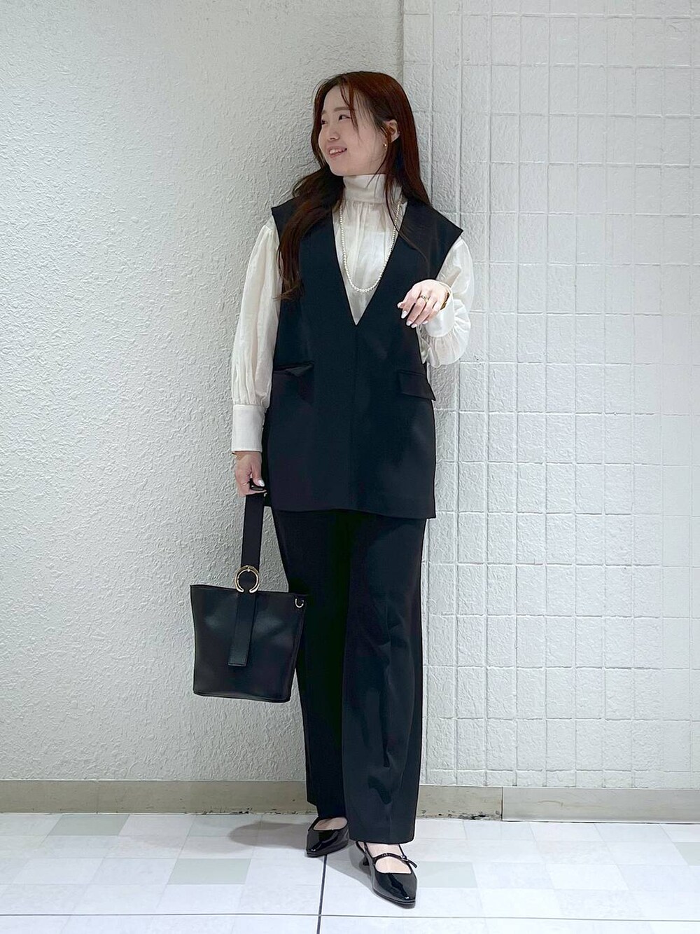「ベーシック/シンプル、カジュアル、フェミニン、冬コーデ、SNAP_apart by lowrys、ニット、apart by lowrys、パンプス、スカート、オケージョン、春コーデ、きれいめ」｜「A part byの【セレモニー】ベスト＆フレアパンツセットアップ（パンツドレス、ブラック系）」を使った、yumaさん（レディース・164cm）の冬コーディネートの5枚目の写真