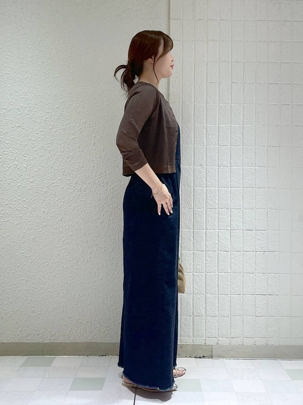 ホワイト系のサンダル、ブルー系のワンピース、ブラウン系のカーディガン/ボレロを着用したレディースの夏コーディネートの2枚目の写真