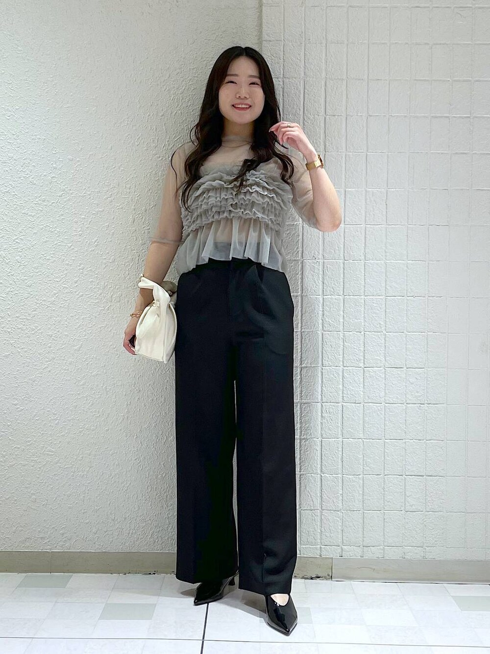 「SNAP_apart by lowrys、apart by lowrys、パンプス、オケージョン、ベーシック/シンプル、カジュアル、フェミニン、秋コーデ」｜「A part byのワンショルカナグツキバッグ（ハンドバッグ、ホワイト系）」を使った、yumaさん（レディース・164cm）の秋コーディネートの3枚目の写真