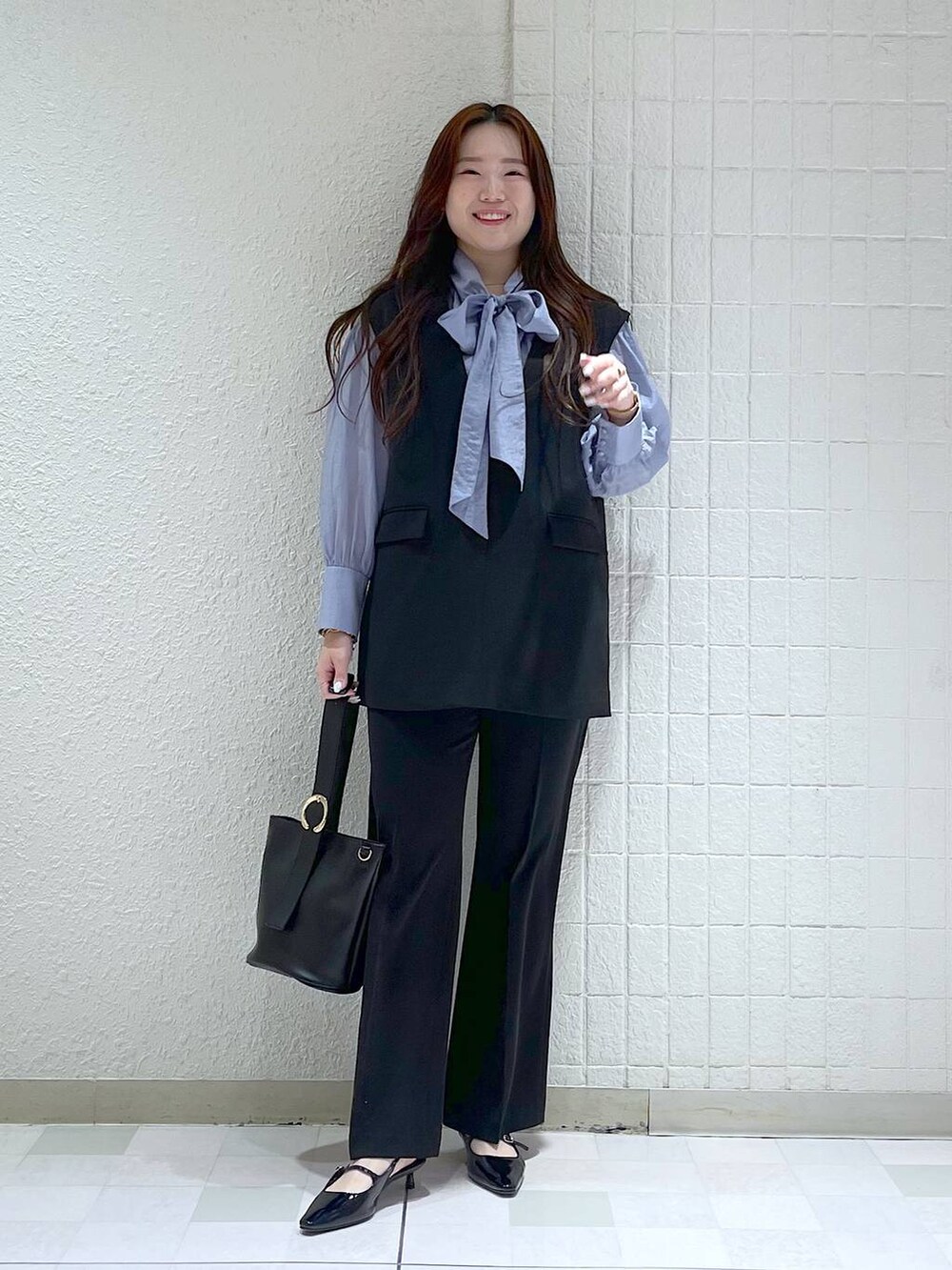 「ベーシック/シンプル、カジュアル、フェミニン、冬コーデ、SNAP_apart by lowrys、ニット、apart by lowrys、パンプス、冬アウター、セットアップ、オケージョン」｜「A part byの【セレモニー】ベスト＆フレアパンツセットアップ（パンツドレス、ブラック系）」を使った、yumaさん（レディース・164cm）の冬コーディネートの4枚目の写真