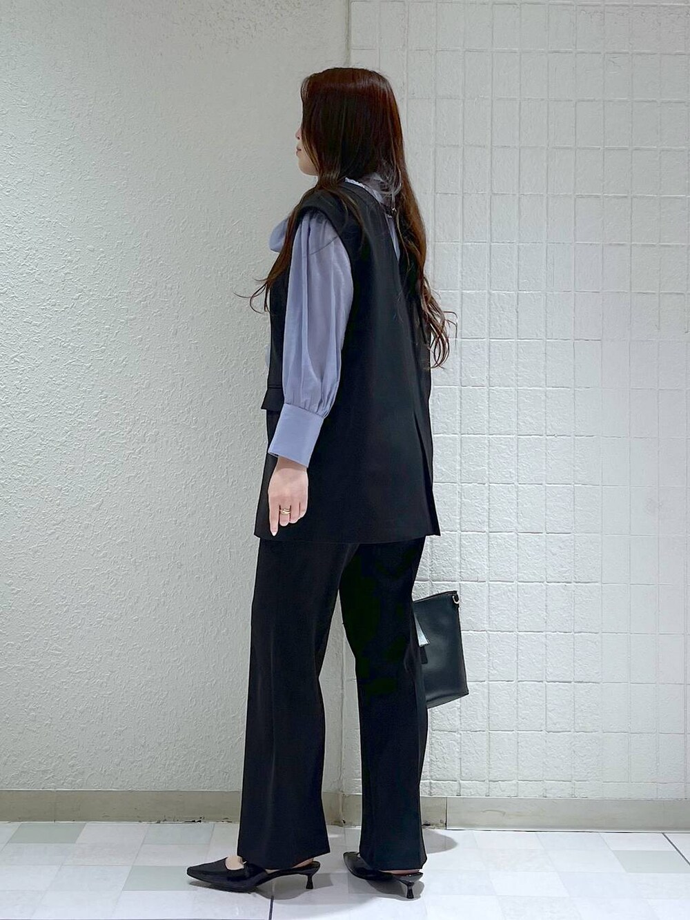「ベーシック/シンプル、カジュアル、フェミニン、冬コーデ、SNAP_apart by lowrys、ニット、apart by lowrys、パンプス、冬アウター、セットアップ、オケージョン」｜「A part byの【セレモニー】ベスト＆フレアパンツセットアップ（パンツドレス、ブラック系）」を使った、yumaさん（レディース・164cm）の冬コーディネートの2枚目の写真