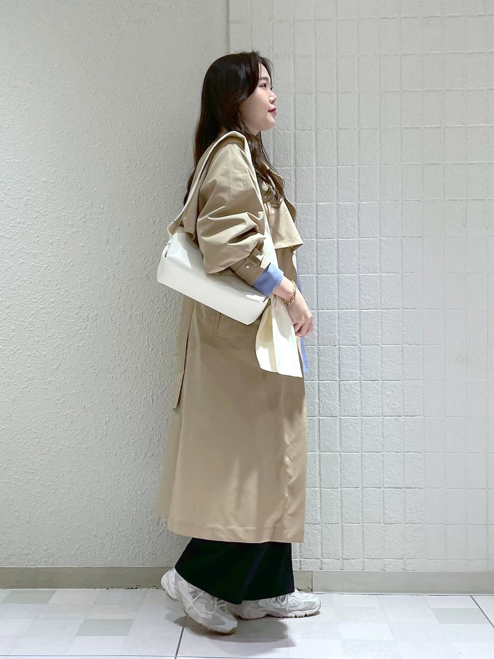 「ベーシック/シンプル、カジュアル、フェミニン、春コーデ、SNAP_apart by lowrys、apart by lowrys、トレンチコート、スラックス」｜「A part byのソフトリボンショルダーバッグ（ショルダーバッグ、ホワイト系）」を使った、yumaさん（レディース・164cm）の春コーディネートの2枚目の写真
