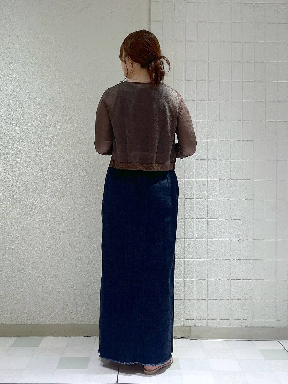 ホワイト系のサンダル、ブルー系のワンピース、ブラウン系のカーディガン/ボレロを着用したレディースの夏コーディネートの3枚目の写真