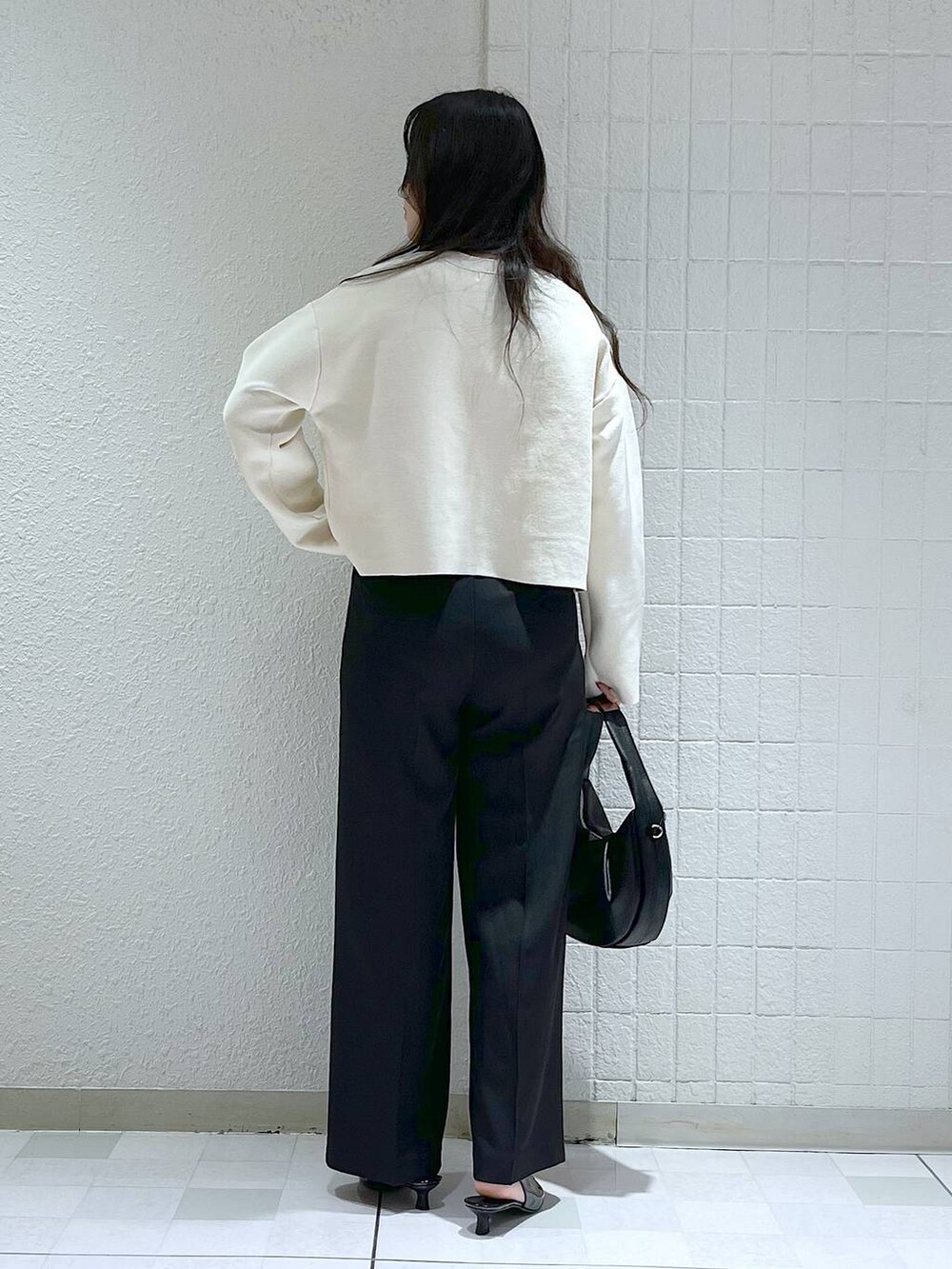 「ベーシック/シンプル、カジュアル、フェミニン、秋コーデ、SNAP_apart by lowrys、apart by lowrys、パンプス、ニット、カーディガン」｜「A part byのワンショルカナグツキバッグ（ハンドバッグ、ブラック系）」を使った、yumaさん（レディース・164cm）の秋コーディネートの3枚目の写真