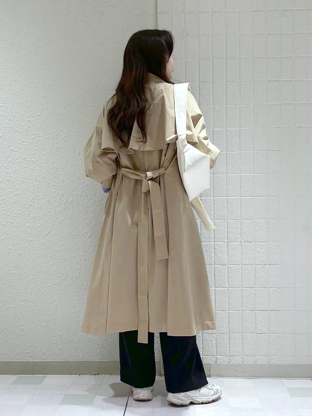 「ベーシック/シンプル、カジュアル、フェミニン、春コーデ、SNAP_apart by lowrys、apart by lowrys、トレンチコート、スラックス」｜「A part byのソフトリボンショルダーバッグ（ショルダーバッグ、ホワイト系）」を使った、yumaさん（レディース・164cm）の春コーディネートの3枚目の写真