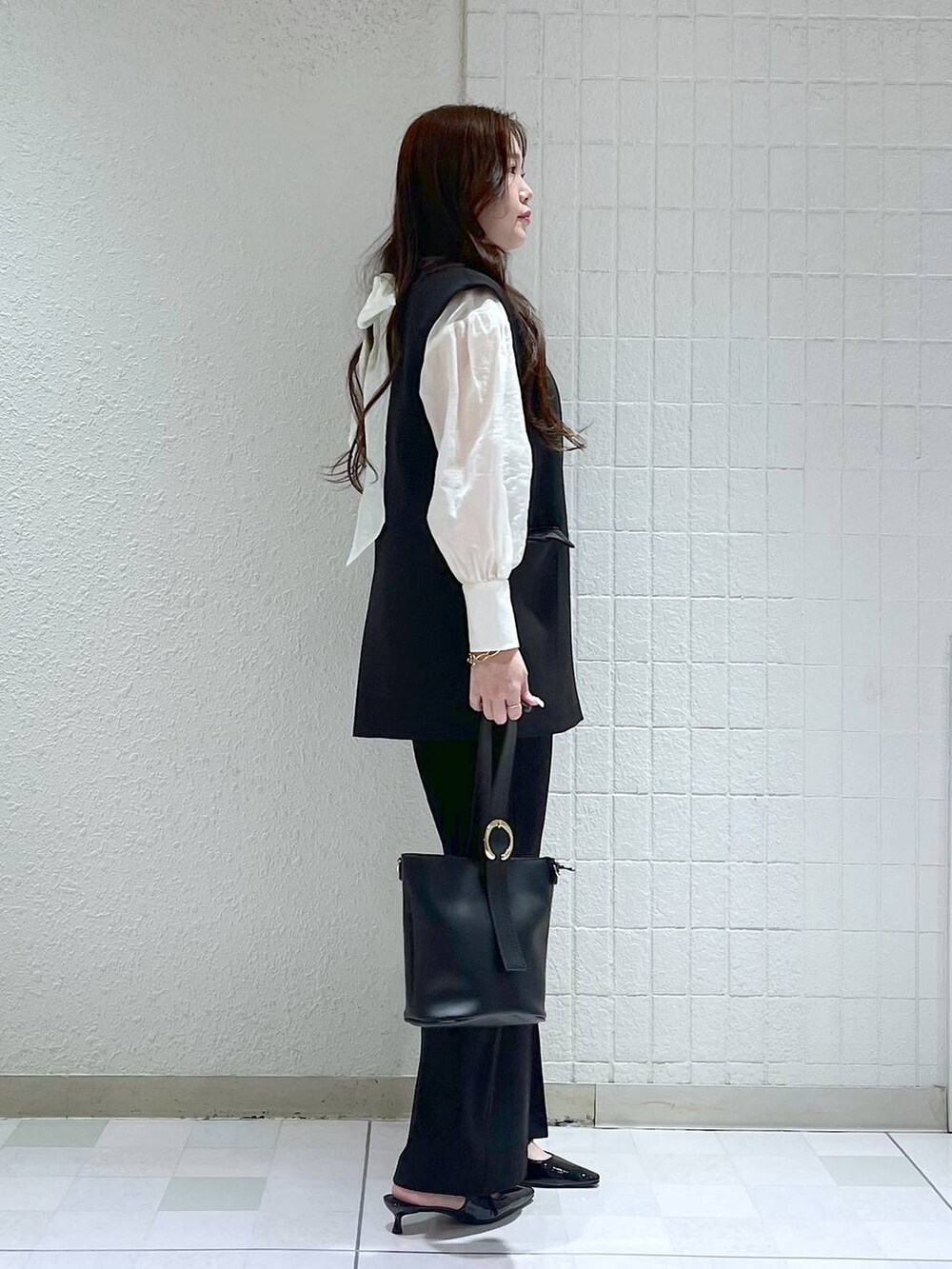 「ベーシック/シンプル、カジュアル、フェミニン、冬コーデ、SNAP_apart by lowrys、ニット、apart by lowrys、パンプス、スカート、オケージョン、春コーデ、きれいめ」｜「A part byの【セレモニー】ベスト＆フレアパンツセットアップ（パンツドレス、ブラック系）」を使った、yumaさん（レディース・164cm）の冬コーディネートの2枚目の写真
