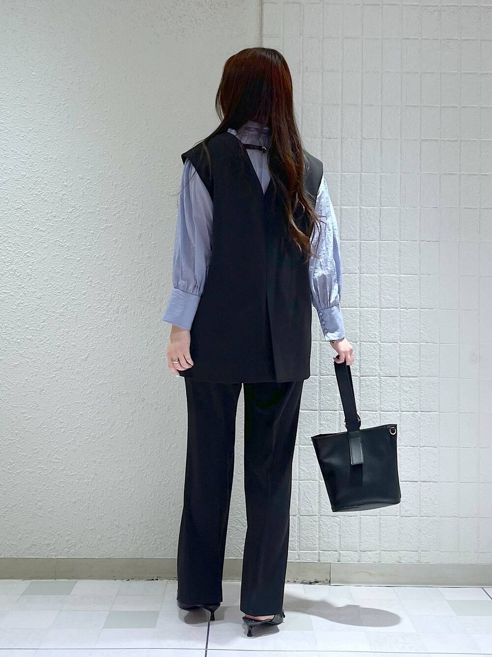 「ベーシック/シンプル、カジュアル、フェミニン、冬コーデ、SNAP_apart by lowrys、ニット、apart by lowrys、パンプス、冬アウター、セットアップ、オケージョン」｜「A part byの【セレモニー】ベスト＆フレアパンツセットアップ（パンツドレス、ブラック系）」を使った、yumaさん（レディース・164cm）の冬コーディネートの3枚目の写真