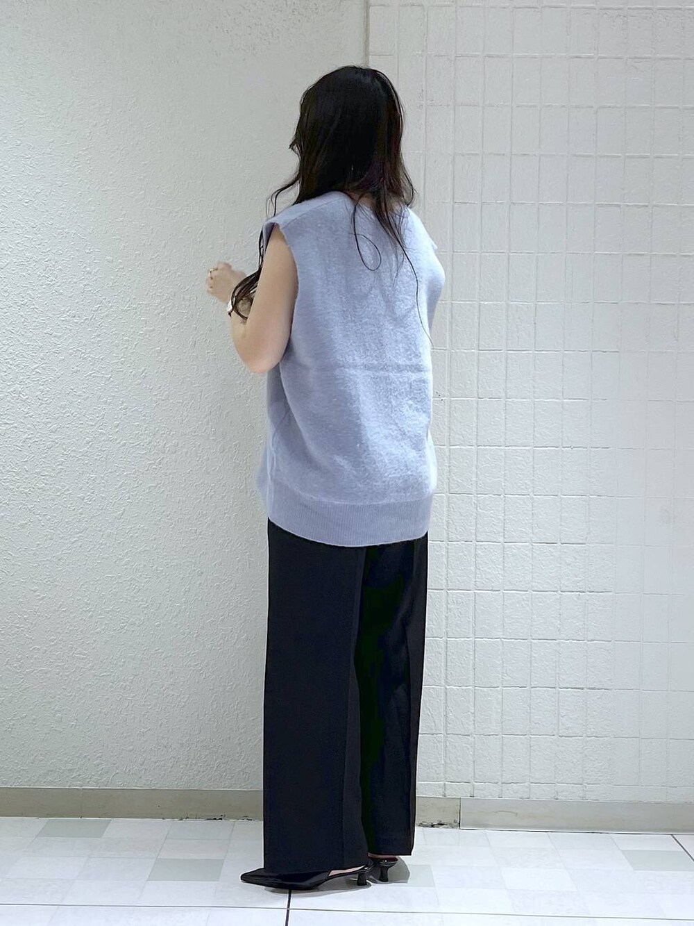 「ベーシック/シンプル、カジュアル、フェミニン、秋コーデ、SNAP_apart by lowrys、apart by lowrys、パンプス、ベスト」｜「A part byのワンショルカナグツキバッグ（ハンドバッグ、ホワイト系）」を使った、yumaさん（レディース・164cm）の秋コーディネートの3枚目の写真