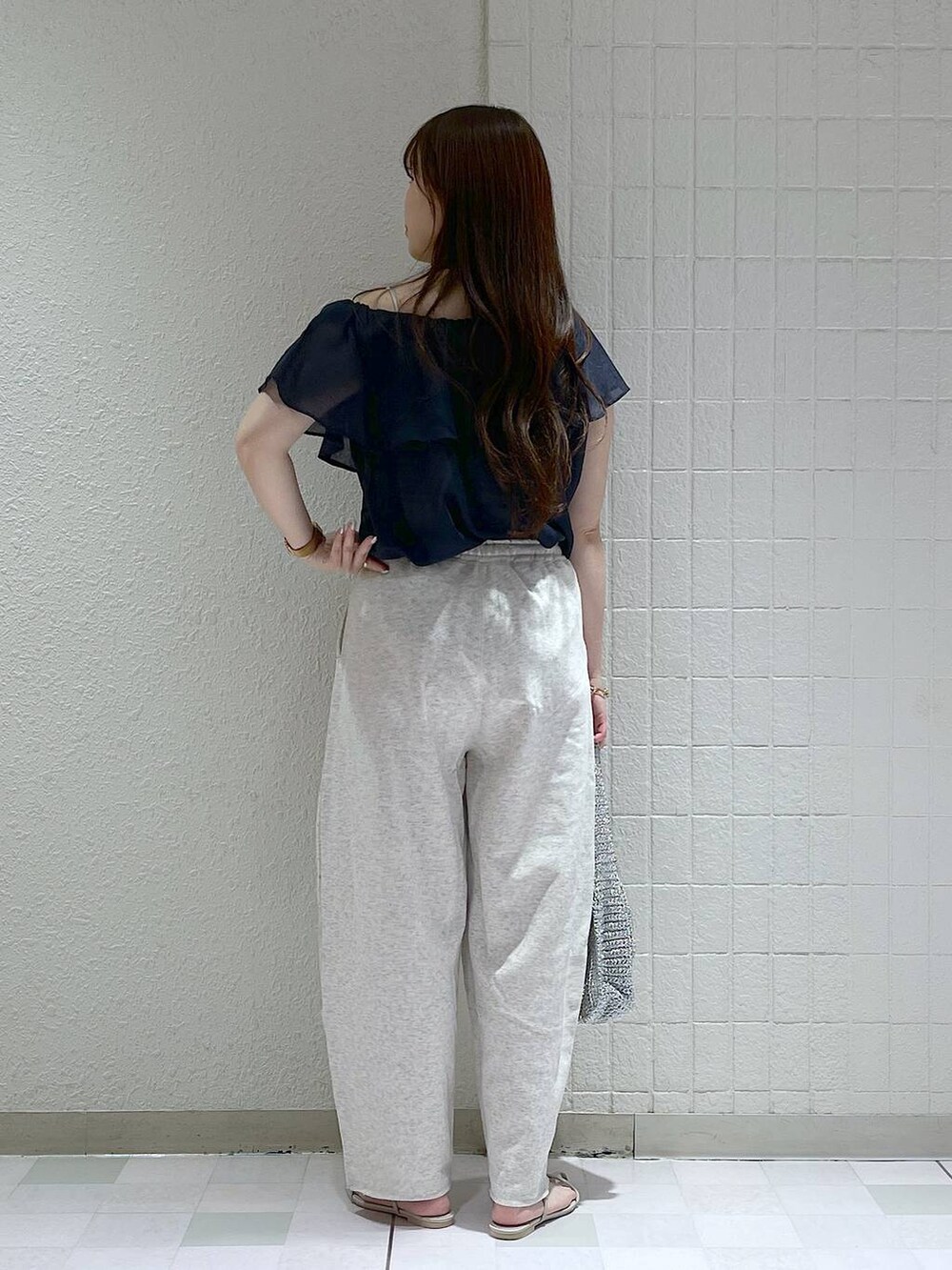 「ベーシック/シンプル、apart by lowrys、サンダル、スウェットパンツ、ブラウス、カジュアル、フェミニン、夏コーデ、SNAP_apart by lowrys、バッグ」｜「A part byの【e/rm】スウェットカーブパンツ（スウェットパンツ、グレー系）」を使った、yumaさん（レディース・164cm）の夏コーディネートの2枚目の写真
