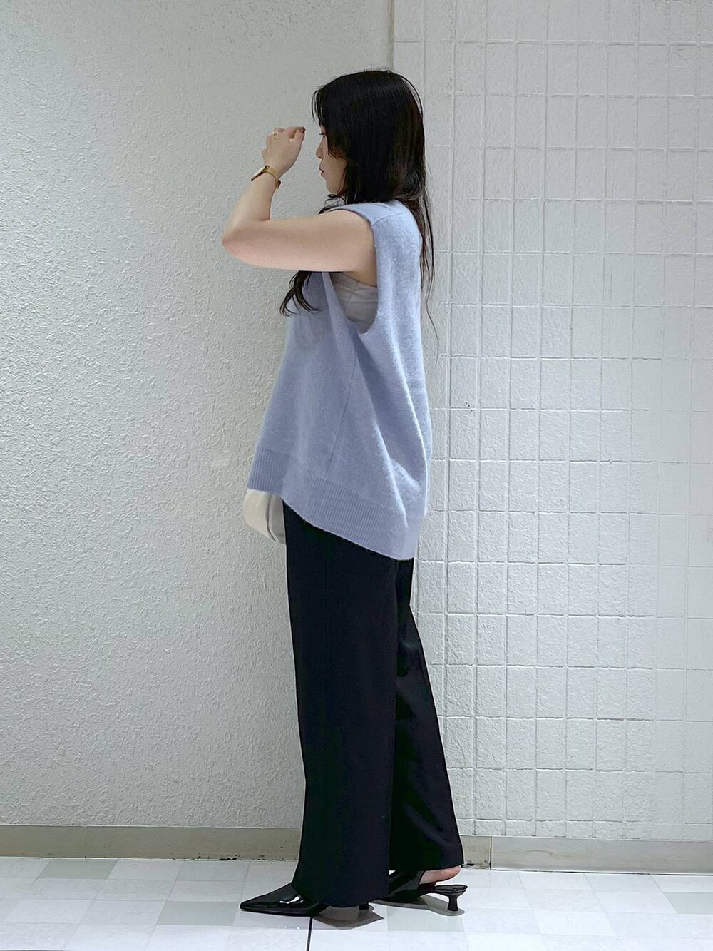 「ベーシック/シンプル、カジュアル、フェミニン、秋コーデ、SNAP_apart by lowrys、apart by lowrys、パンプス、ベスト」｜「A part byのワンショルカナグツキバッグ（ハンドバッグ、ホワイト系）」を使った、yumaさん（レディース・164cm）の秋コーディネートの2枚目の写真