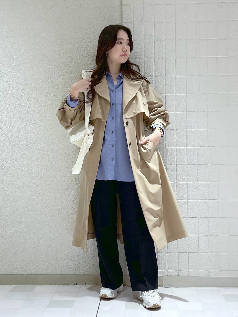 「ベーシック/シンプル、カジュアル、フェミニン、春コーデ、SNAP_apart by lowrys、apart by lowrys、トレンチコート、スラックス」｜「A part byのソフトリボンショルダーバッグ（ショルダーバッグ、ホワイト系）」を使った、yumaさん（レディース・164cm）の春コーディネートの4枚目の写真