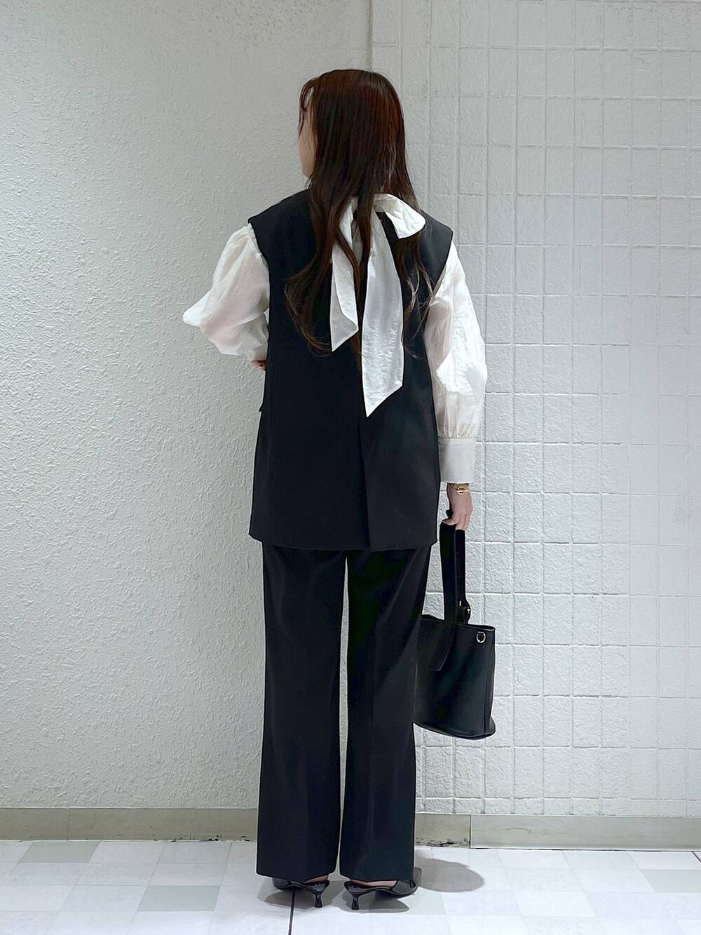 「ベーシック/シンプル、カジュアル、フェミニン、冬コーデ、SNAP_apart by lowrys、ニット、apart by lowrys、パンプス、スカート、オケージョン、春コーデ、きれいめ」｜「A part byの【セレモニー】ベスト＆フレアパンツセットアップ（パンツドレス、ブラック系）」を使った、yumaさん（レディース・164cm）の冬コーディネートの3枚目の写真