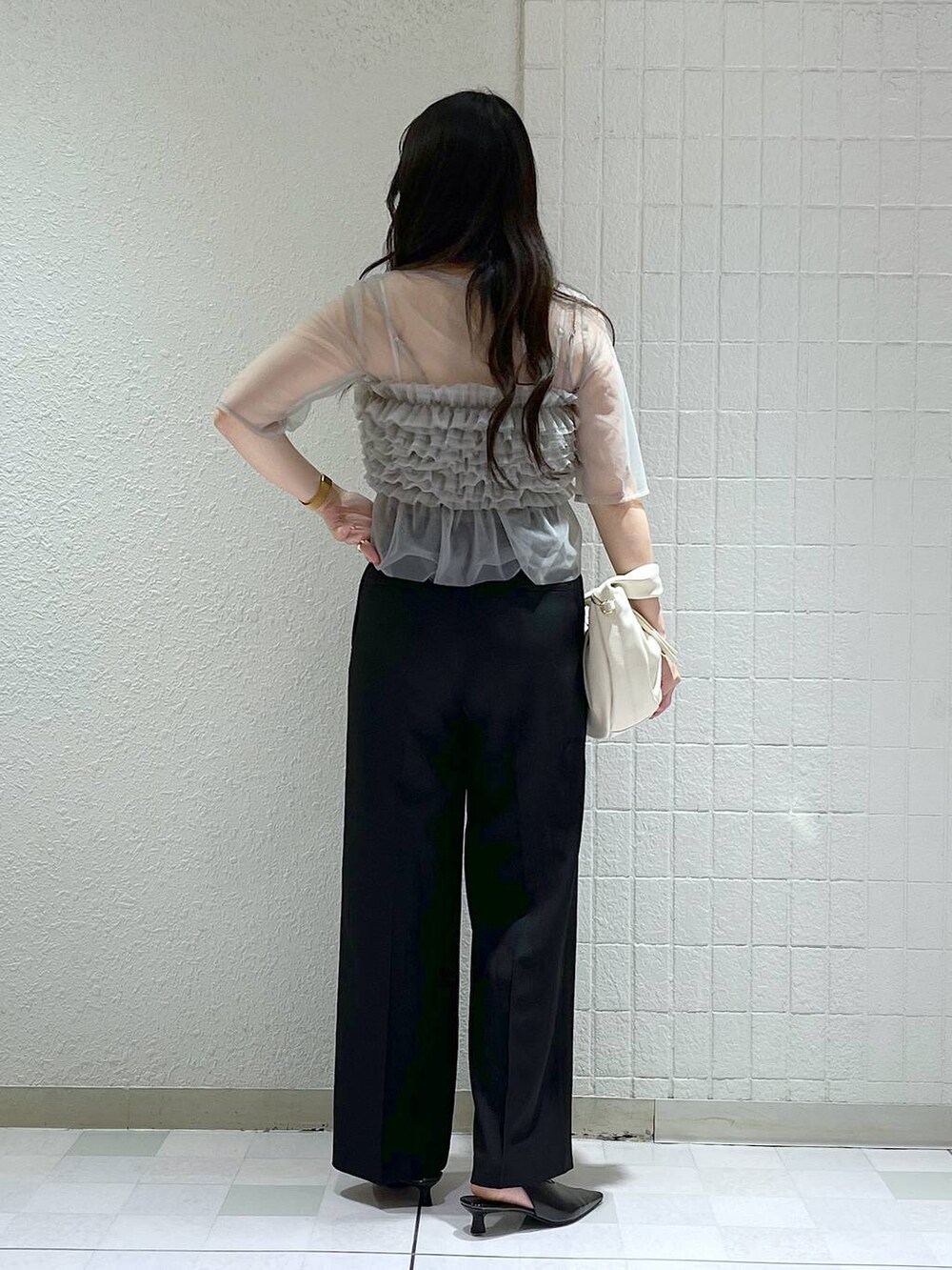 「SNAP_apart by lowrys、apart by lowrys、パンプス、オケージョン、ベーシック/シンプル、カジュアル、フェミニン、秋コーデ」｜「A part byのワンショルカナグツキバッグ（ハンドバッグ、ホワイト系）」を使った、yumaさん（レディース・164cm）の秋コーディネートの2枚目の写真