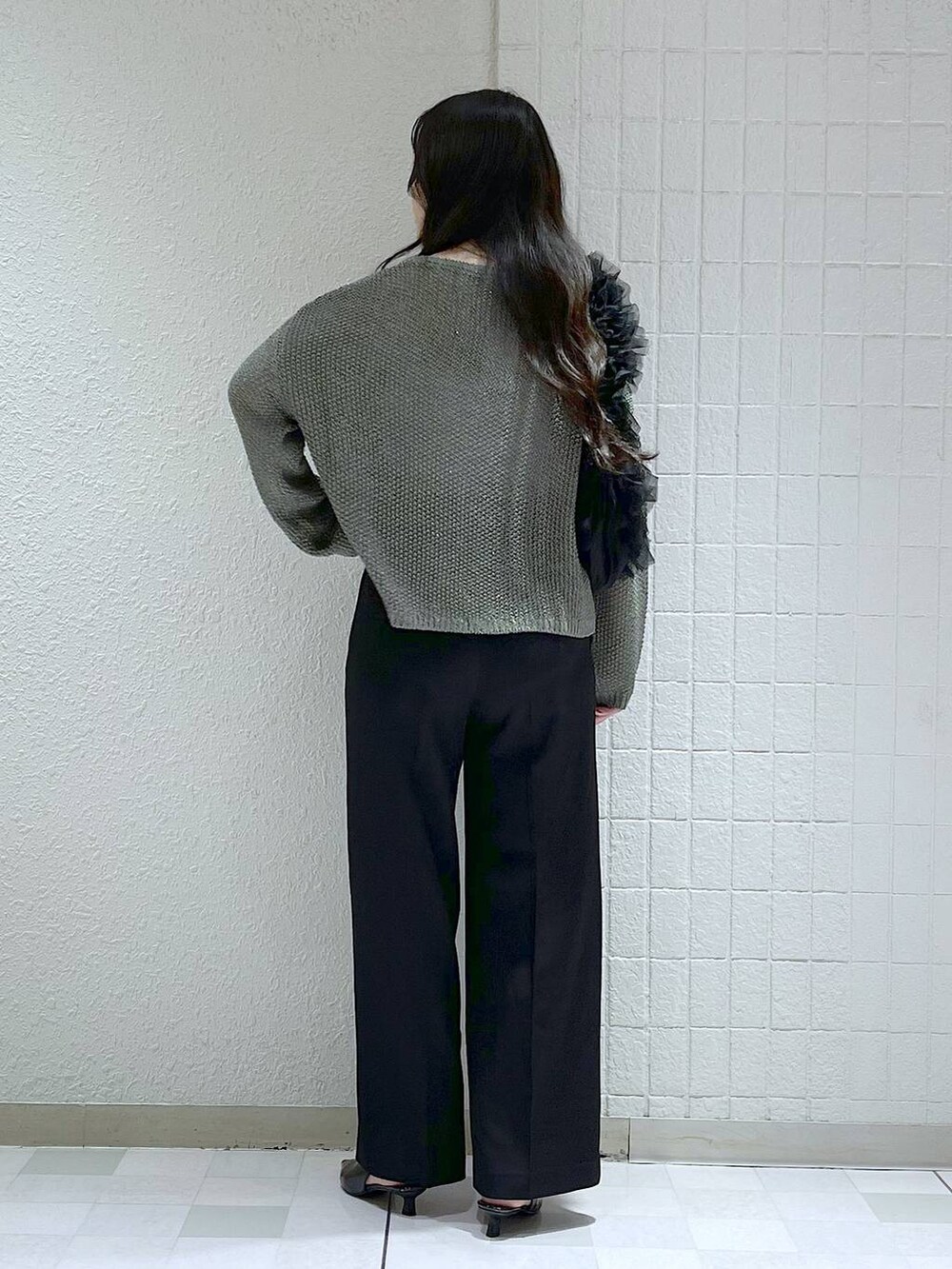 「ベーシック/シンプル、カジュアル、フェミニン、秋コーデ、SNAP_apart by lowrys、apart by lowrys、パンプス、ニット」｜「A part byの【WEB限定】2WAYフリルバッグ（ショルダーバッグ、ブラック系）」を使った、yumaさん（レディース・164cm）の秋コーディネートの2枚目の写真