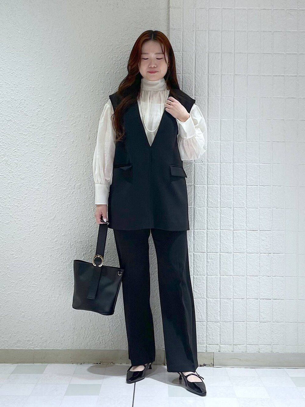 「ベーシック/シンプル、カジュアル、フェミニン、冬コーデ、SNAP_apart by lowrys、ニット、apart by lowrys、パンプス、スカート、オケージョン、春コーデ、きれいめ」｜「A part byの【セレモニー】ベスト＆フレアパンツセットアップ（パンツドレス、ブラック系）」を使った、yumaさん（レディース・164cm）の冬コーディネートの4枚目の写真
