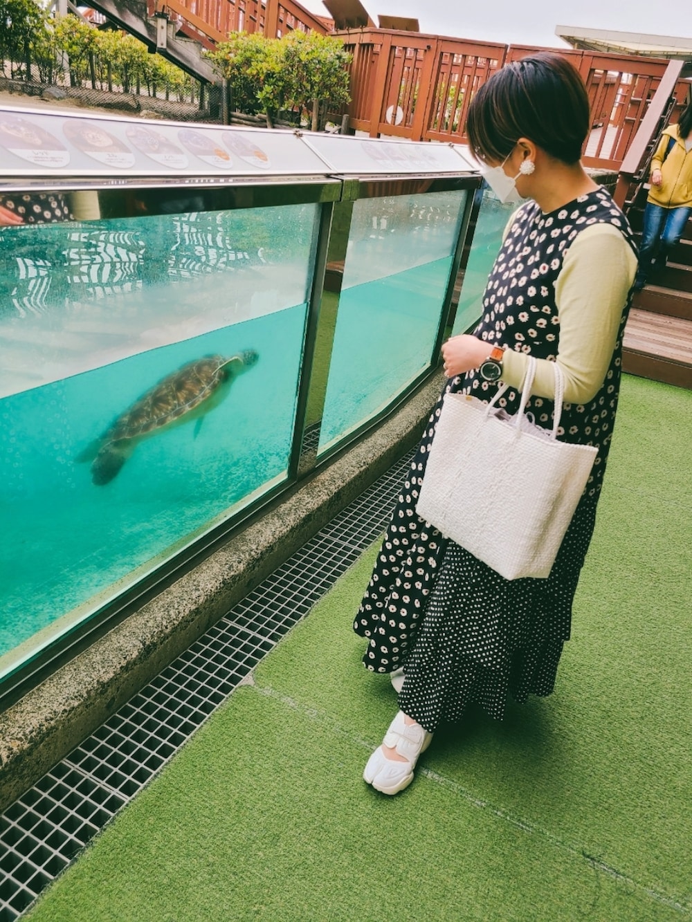 ホワイト系のかごバッグ、ブラック系のワンピース、ベージュ系のかごバッグを着用したレディースの春コーディネートの2枚目の写真