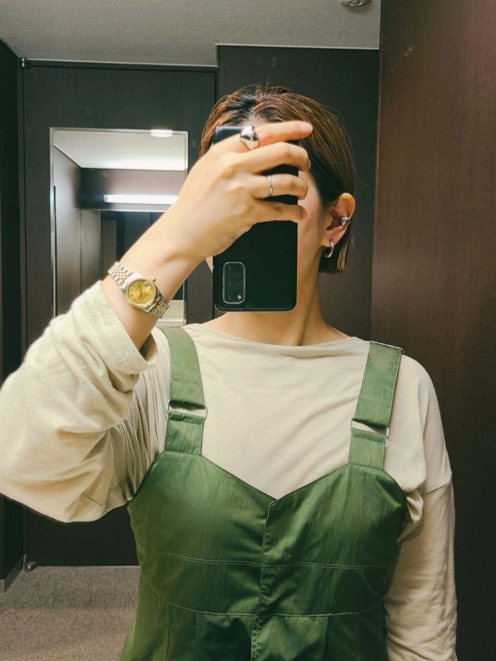 ベージュ系のTシャツ/カットソー、グリーン系のベスト、グリーン系のスカートを着用したレディースの秋コーディネートの2枚目の写真