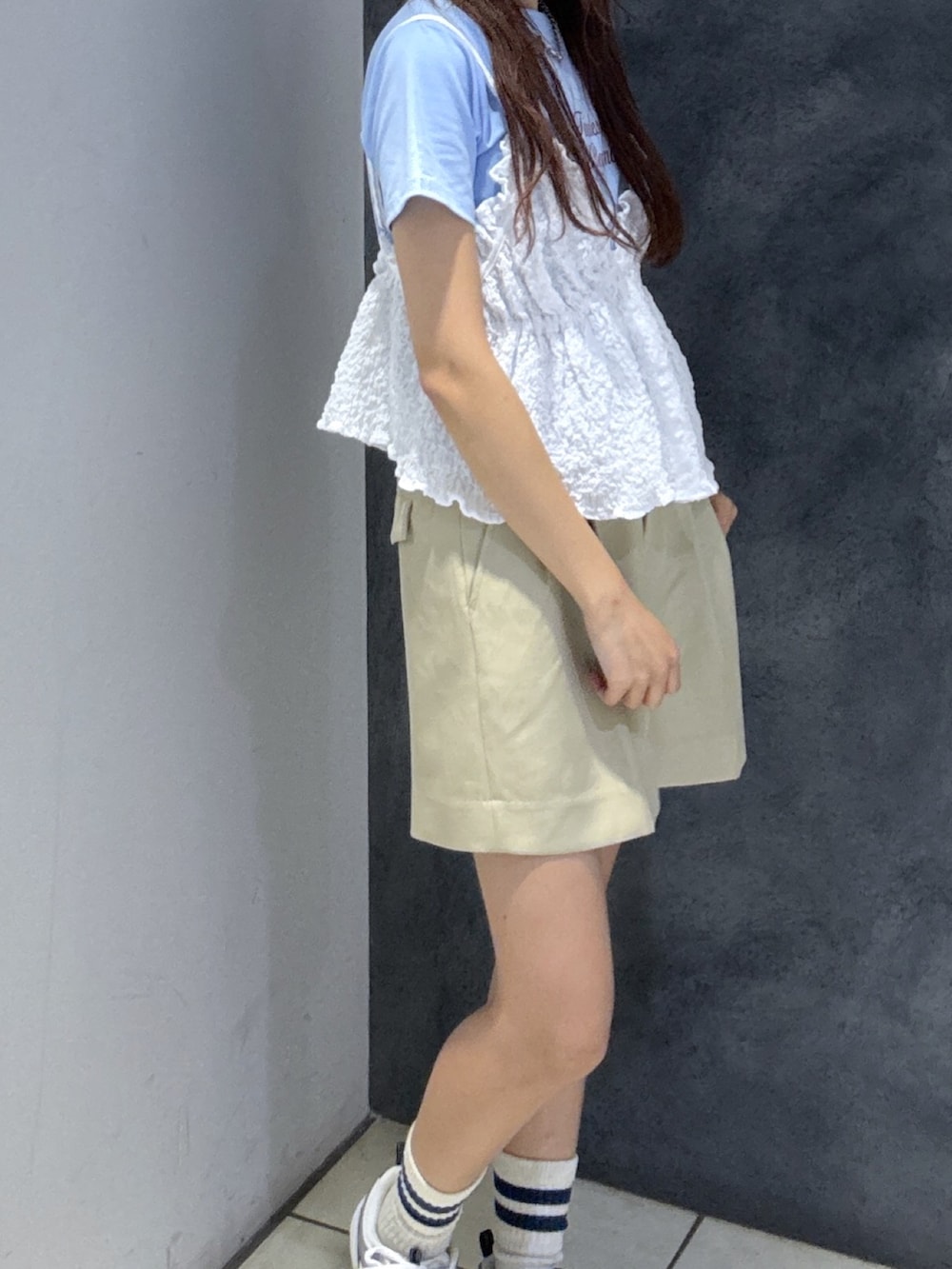 ベージュ系のその他パンツ、シルバー系のスニーカー、ブラック系のトートバッグを着用したレディースの夏コーディネートの2枚目の写真