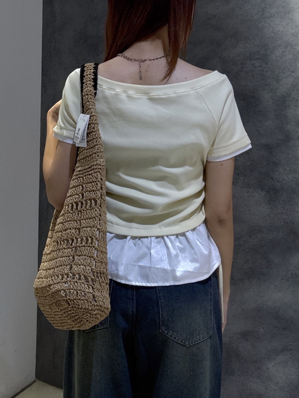 ブルー系のデニムパンツ、ブラック系のサンダル、ホワイト系のTシャツ/カットソーを着用したレディースの夏コーディネートの7枚目の写真