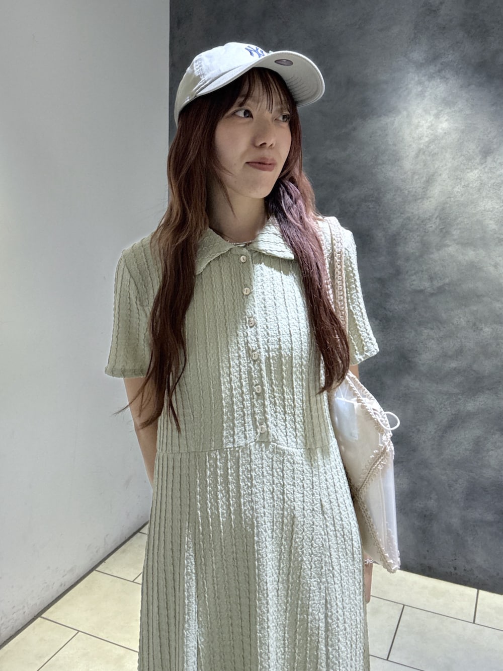 グリーン系のワンピース、ベージュ系のトートバッグ、ブラウン系のサンダルを着用したレディースの夏コーディネートの6枚目の写真