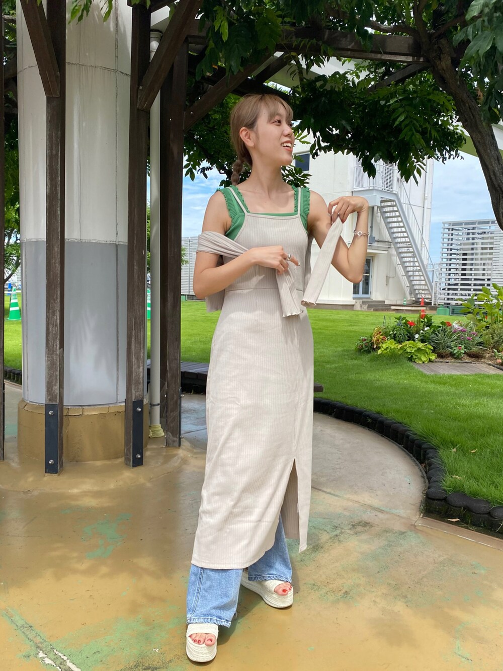 ホワイト系のサンダル、ブルー系のデニムパンツ、グレー系のワンピースを着用したレディースの夏コーディネートの3枚目の写真