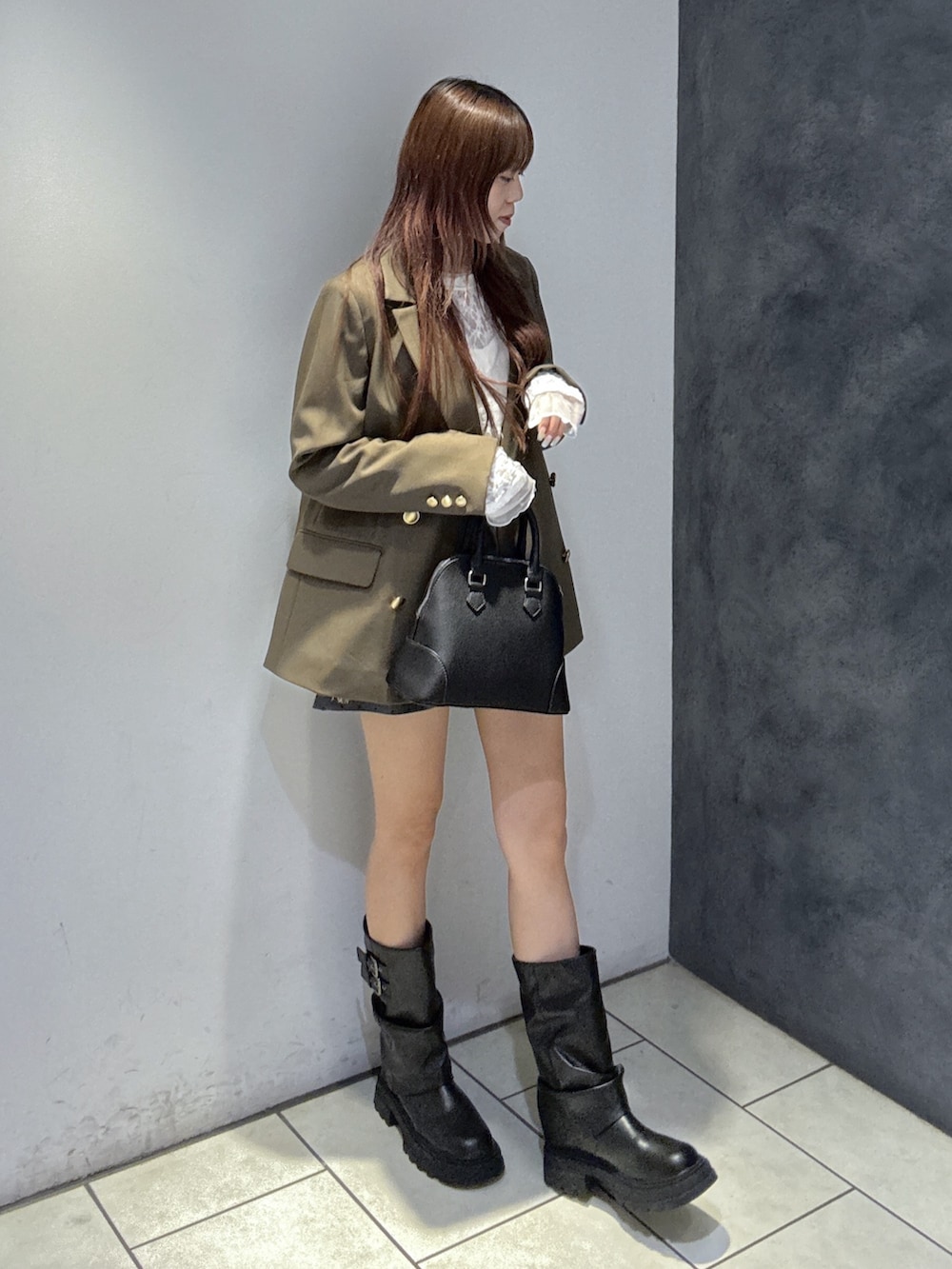 ブラック系のショルダーバッグ、ホワイト系のTシャツ/カットソー、グレー系のその他パンツを着用したレディースの秋コーディネートの2枚目の写真