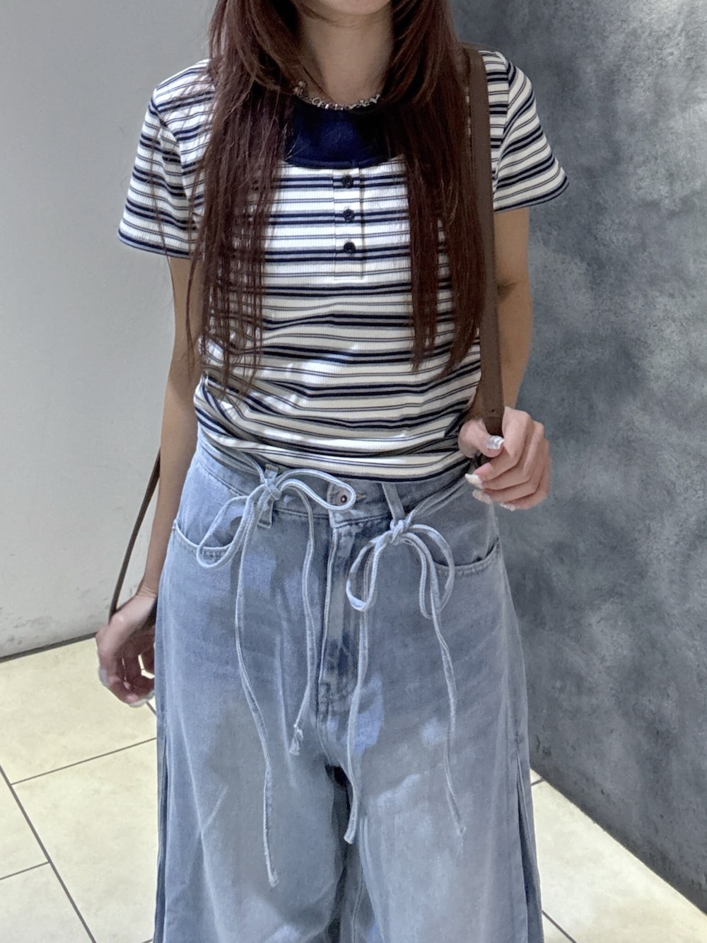 ホワイト系のTシャツ/カットソー、ブルー系のデニムパンツを着用したレディースの夏コーディネートの4枚目の写真