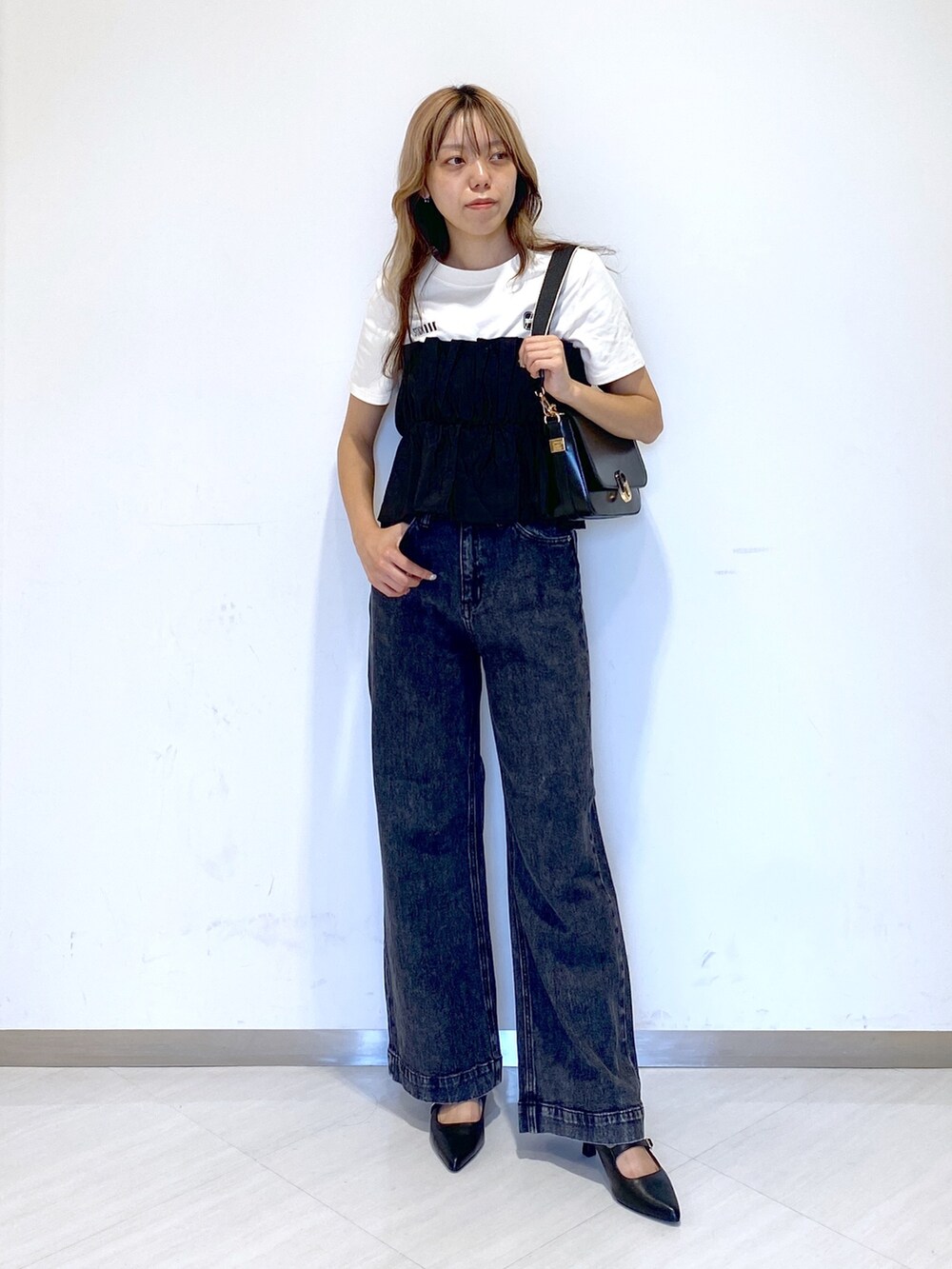 ブラック系のデニムパンツ、ブラック系のその他シューズ、ブラック系のショルダーバッグを着用したレディースの夏コーディネートの4枚目の写真