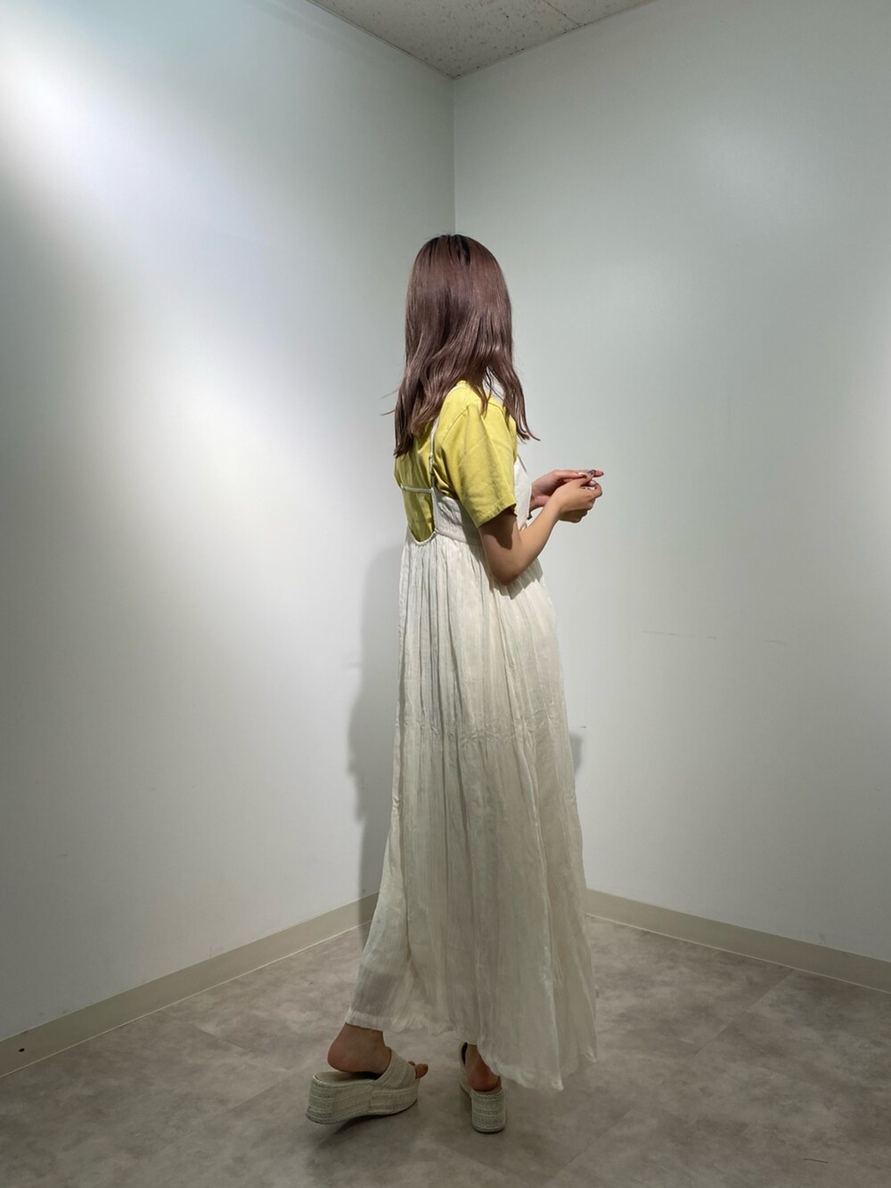 ホワイト系のワンピース、イエロー系のTシャツ/カットソーを着用したレディースの夏コーディネートの2枚目の写真