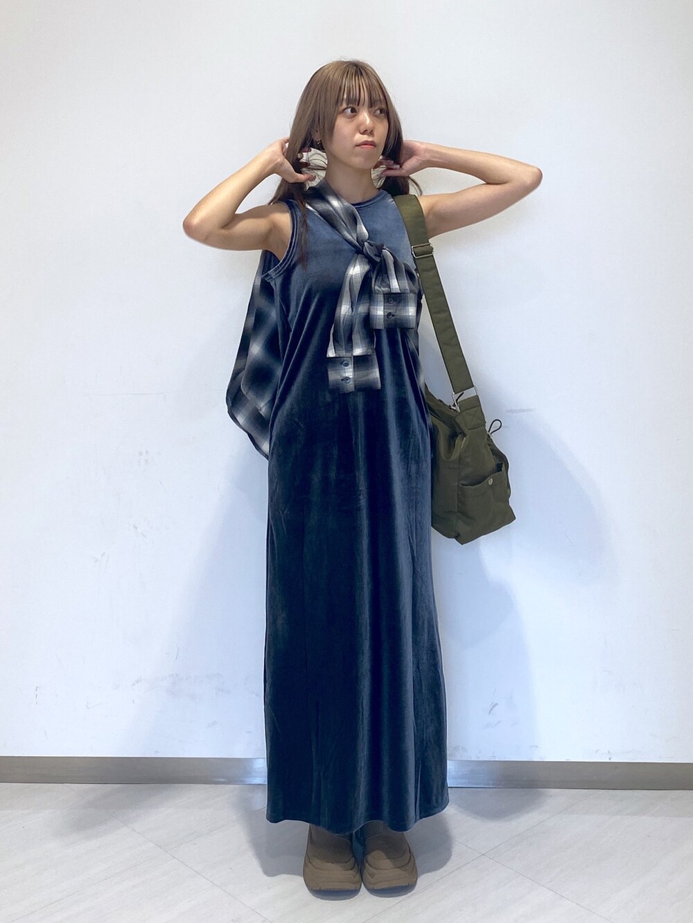 ブラック系のシャツ/ブラウス、グレー系のワンピース、グリーン系のショルダーバッグを着用したレディースの秋コーディネートの4枚目の写真